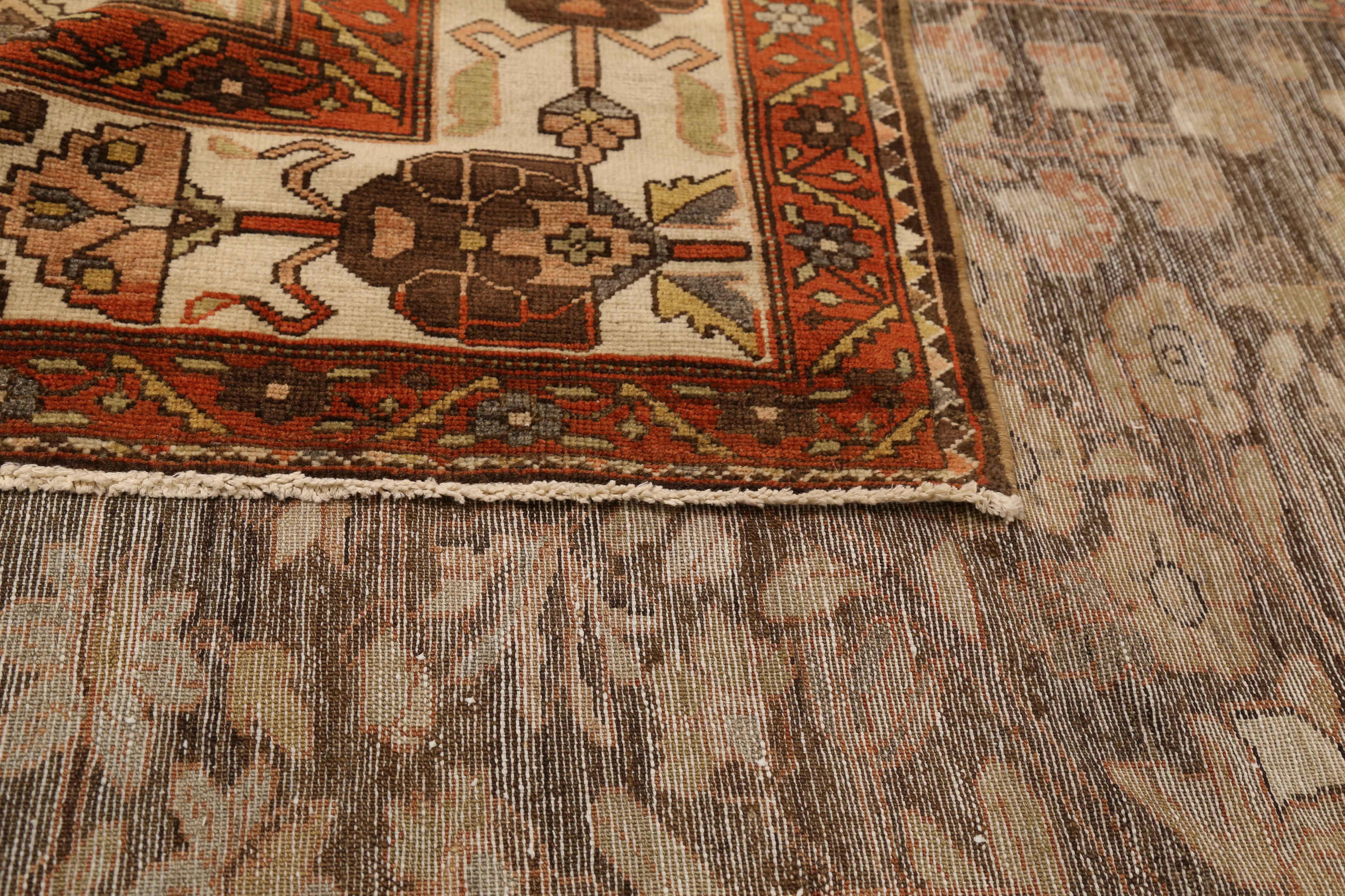Tapis persan ancien créé à la main dans les années 1940 en utilisant la meilleure qualité de laine et de teintures. Il présente un étonnant motif d'