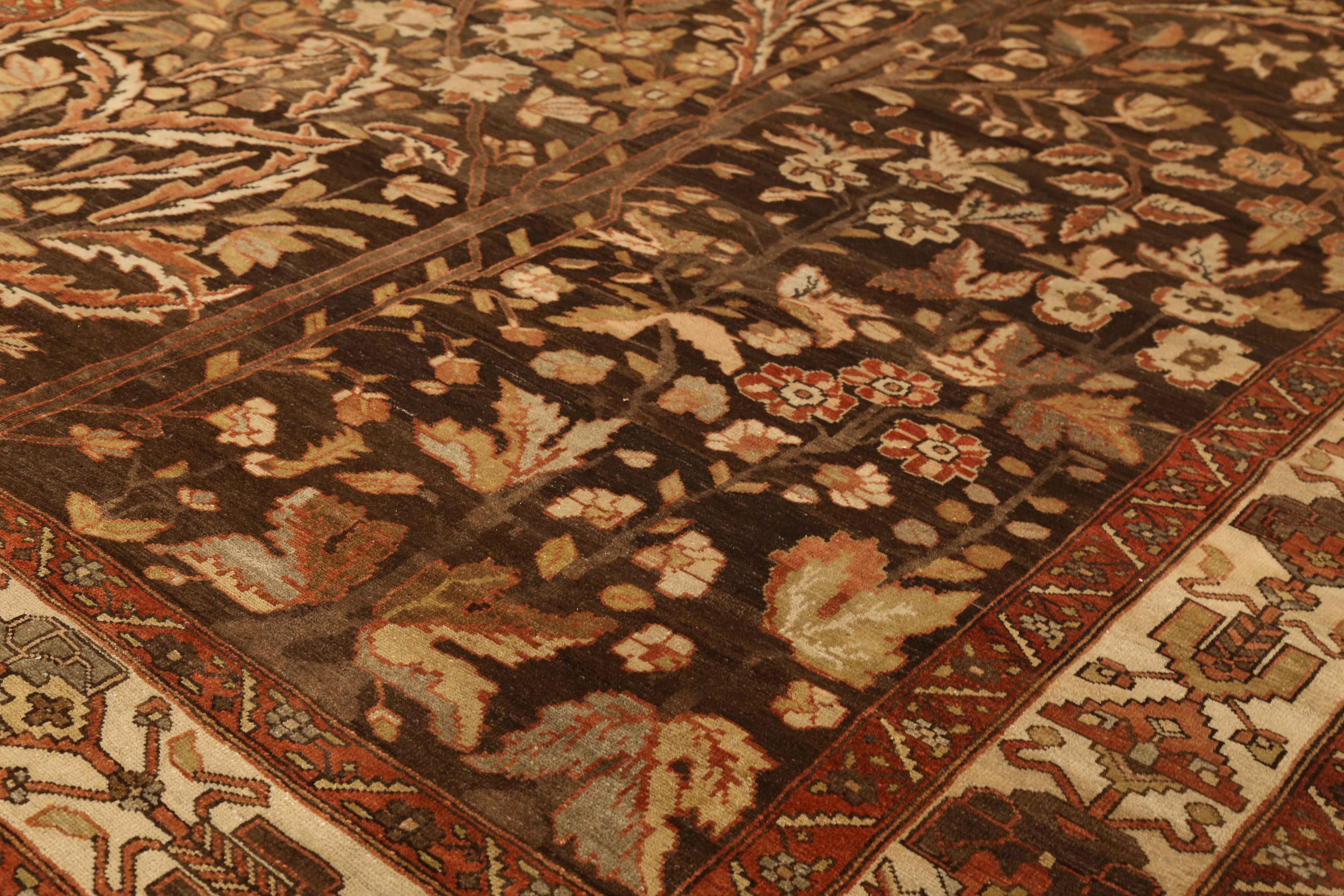 Perse Tapis persan ancien des années 1940, motif Bakhtiar avec motifs floraux en forme de 