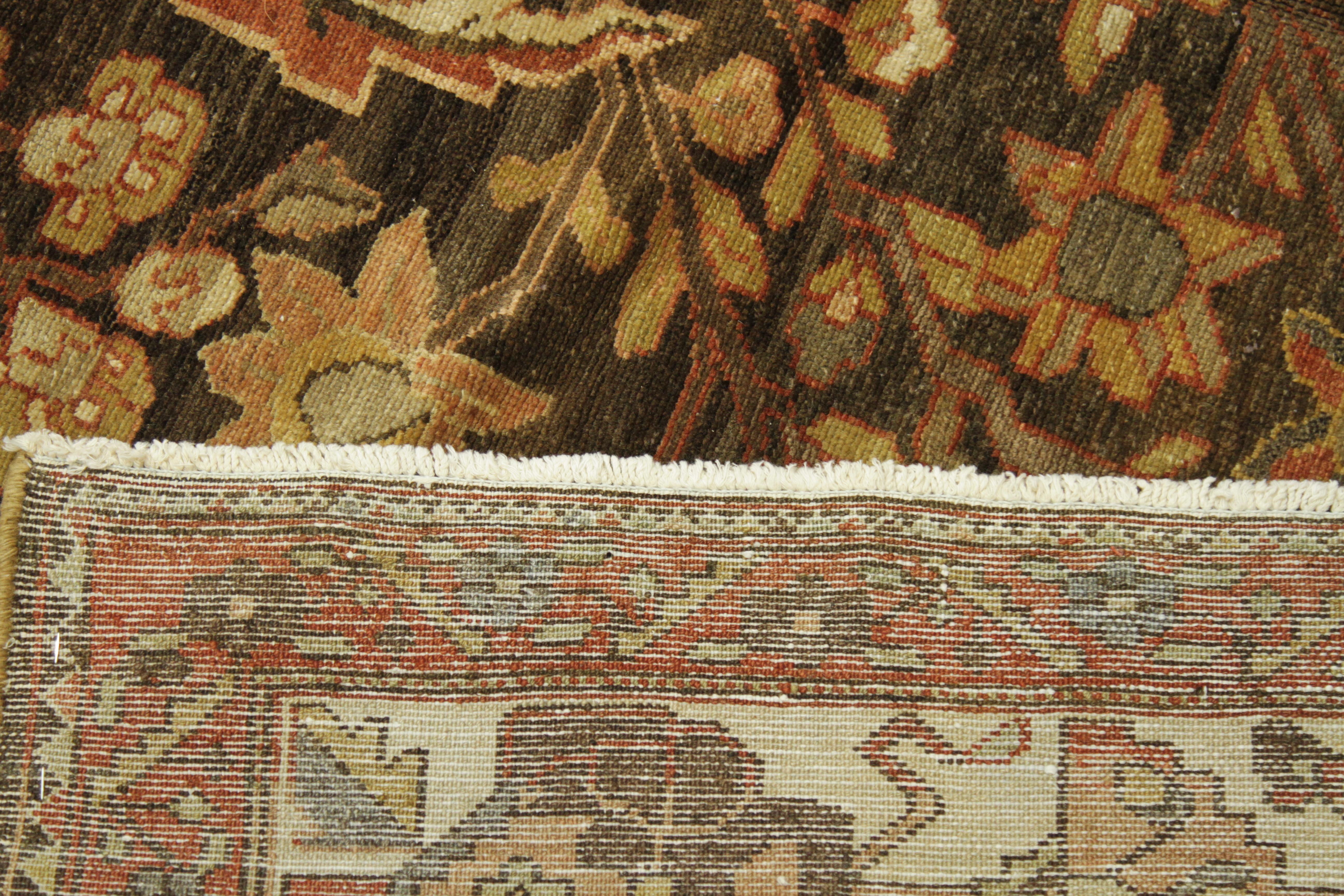 Milieu du XXe siècle Tapis persan ancien des années 1940, motif Bakhtiar avec motifs floraux en forme de 