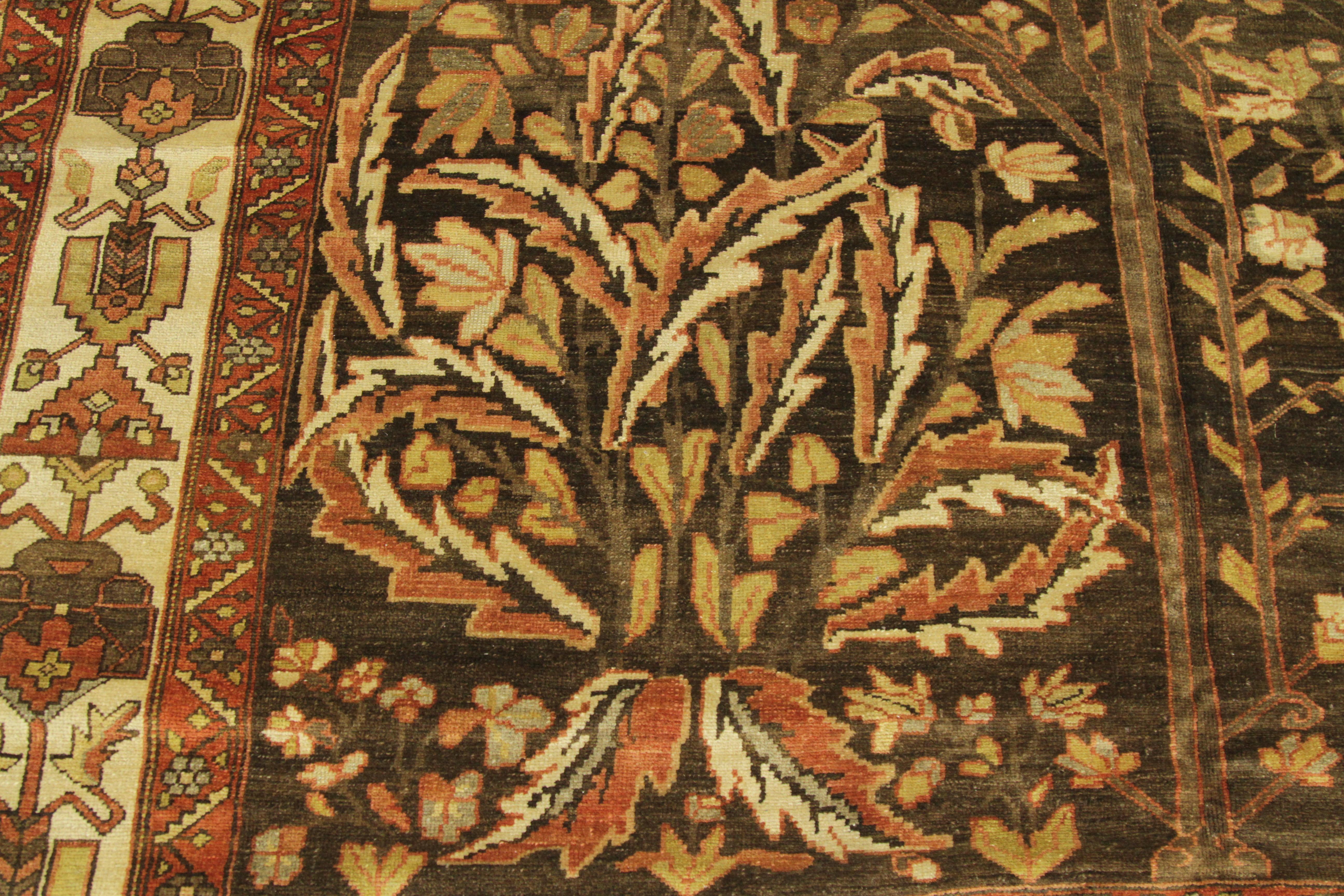 Tapis persan ancien des années 1940, motif Bakhtiar avec motifs floraux en forme de 
