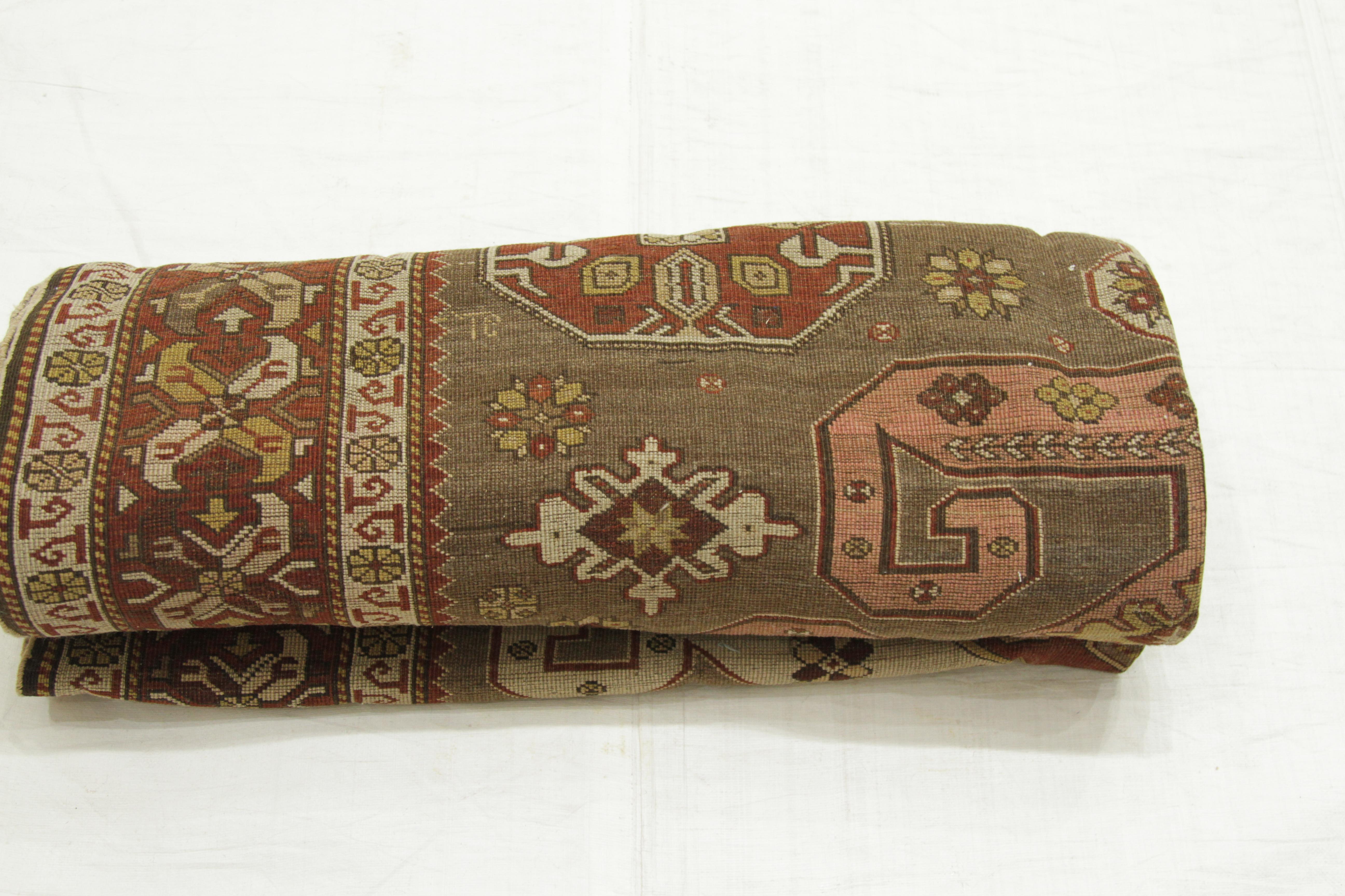 Antiker persischer Teppich Ghafghaz aus den 1940er Jahren mit prächtigem Stammesmuster und traditionellem Muster im Angebot 3