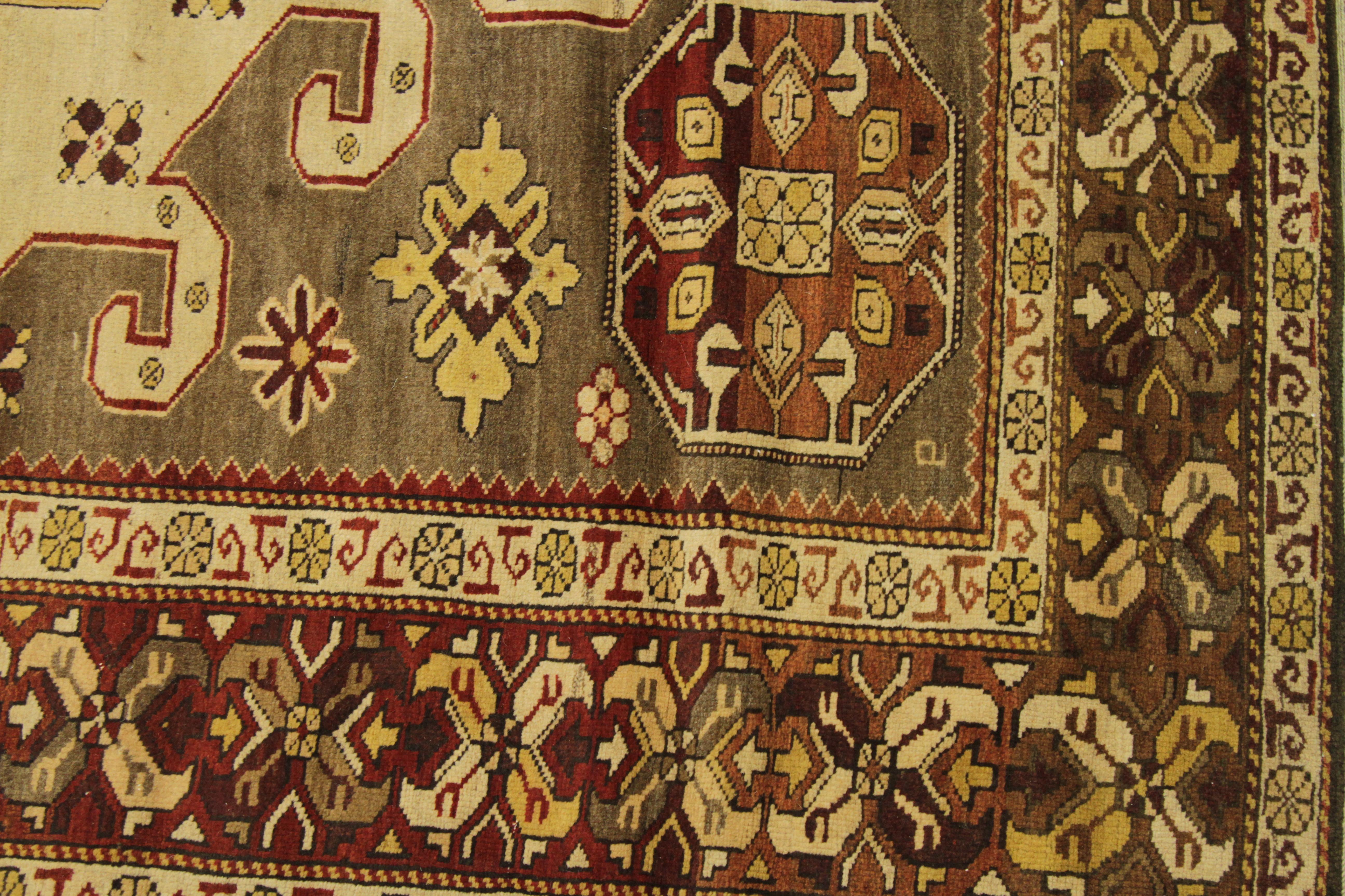 Antiker persischer Teppich Ghafghaz aus den 1940er Jahren mit prächtigem Stammesmuster und traditionellem Muster (Wolle) im Angebot