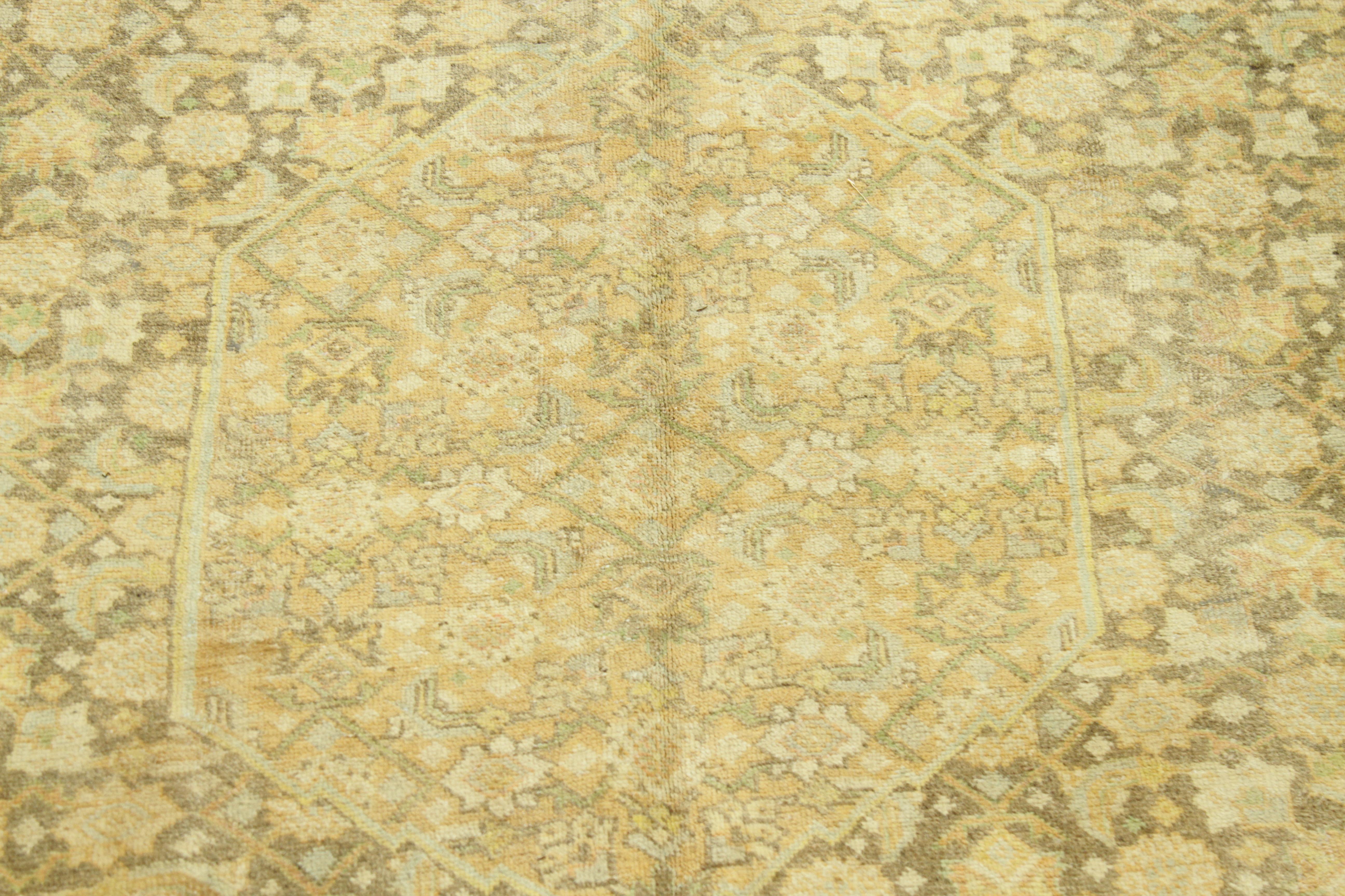 Tapis persan ancien des années 1940, motif Khoy avec motifs floraux rustiques en vente 4
