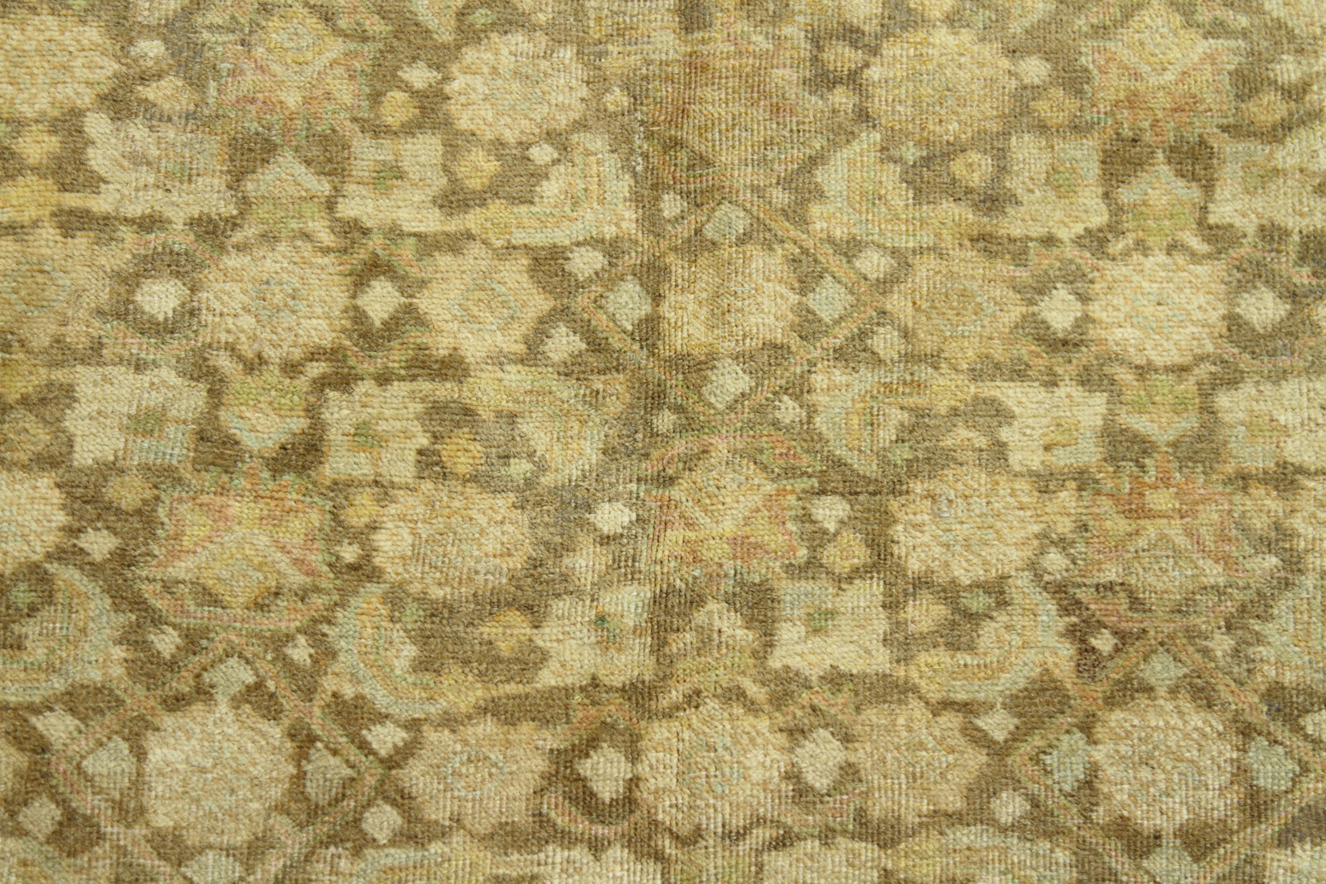 Tapis persan ancien des années 1940, motif Khoy avec motifs floraux rustiques en vente 5