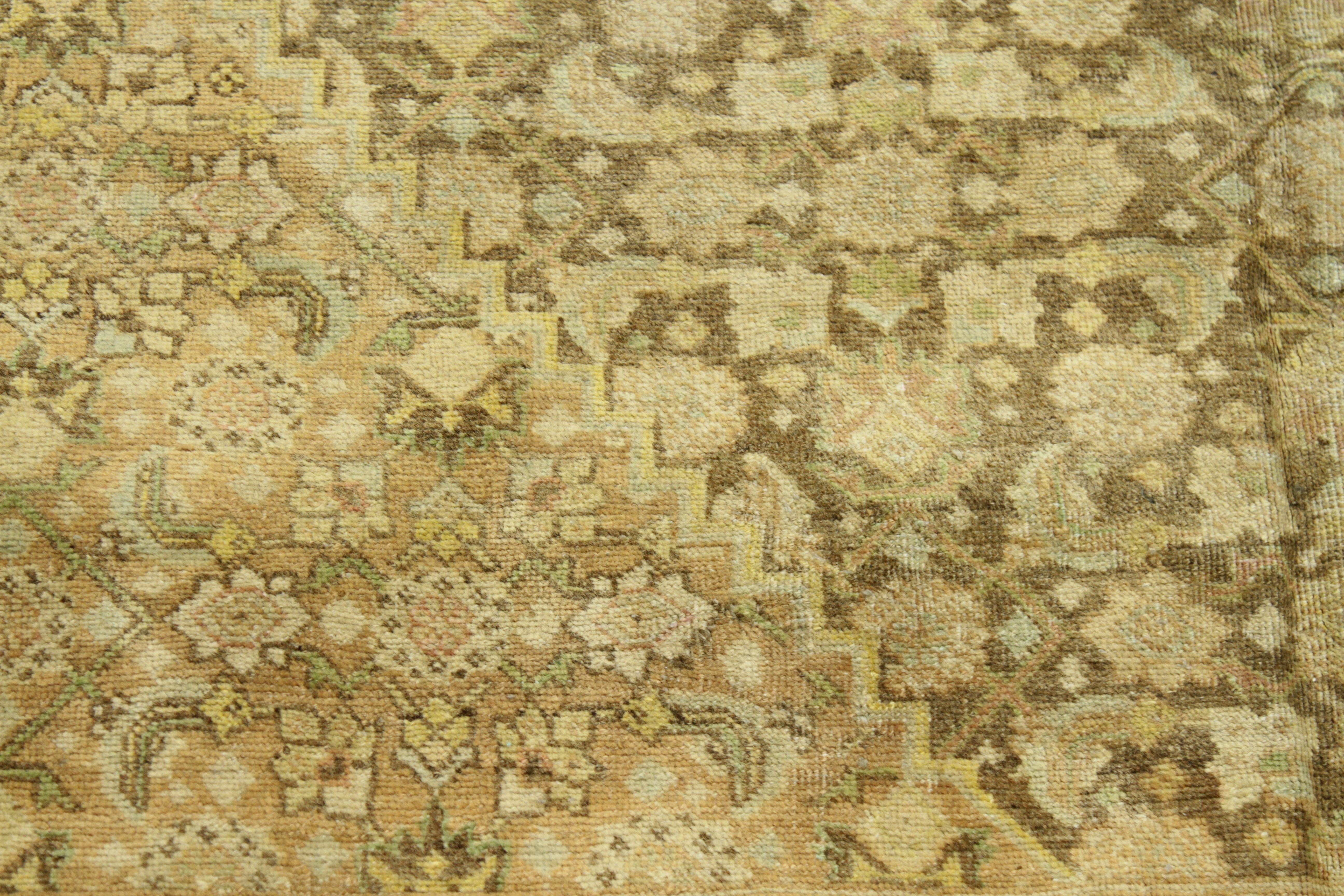 Tapis persan ancien des années 1940, motif Khoy avec motifs floraux rustiques en vente 6