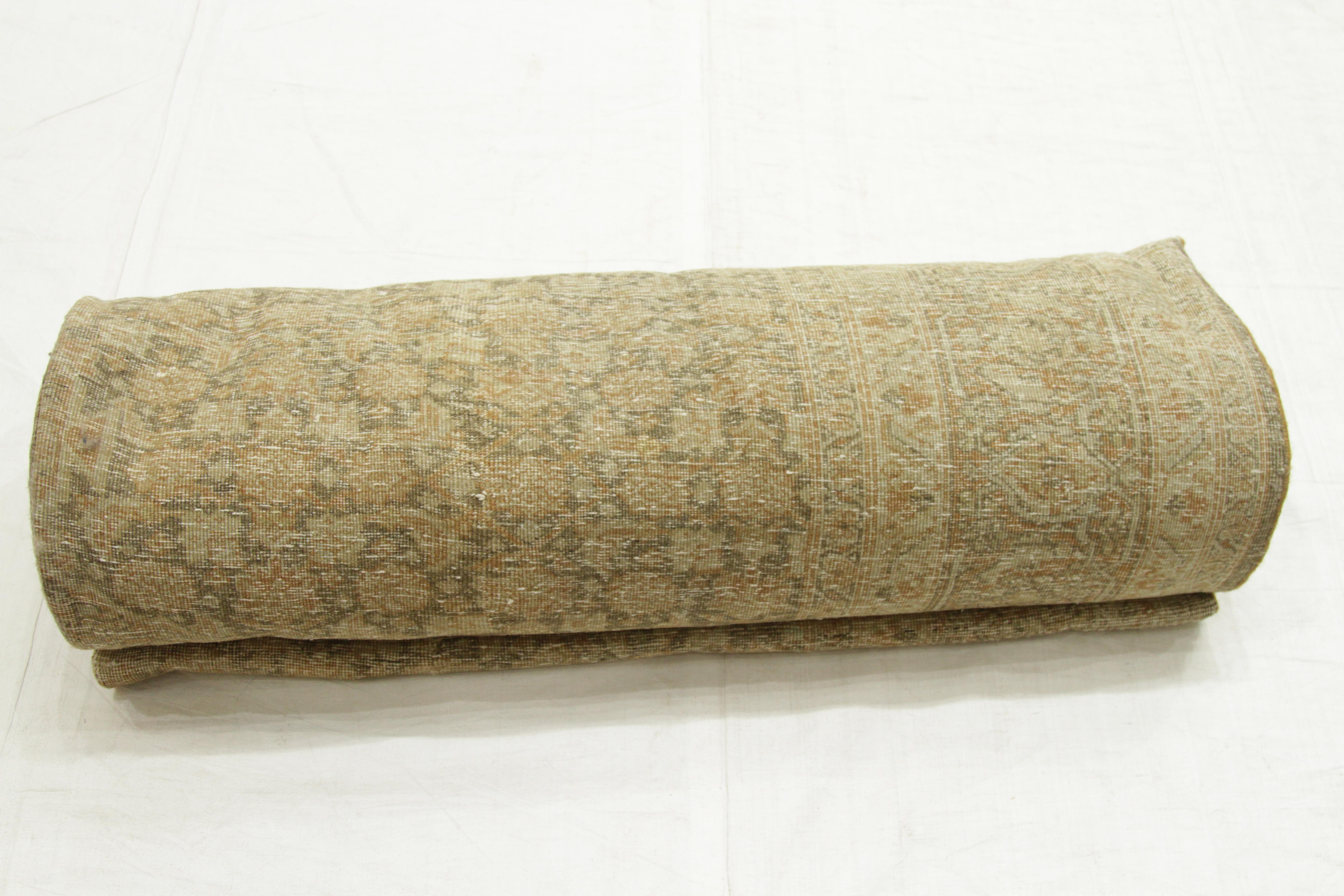 Tapis persan ancien des années 1940, motif Khoy avec motifs floraux rustiques en vente 7