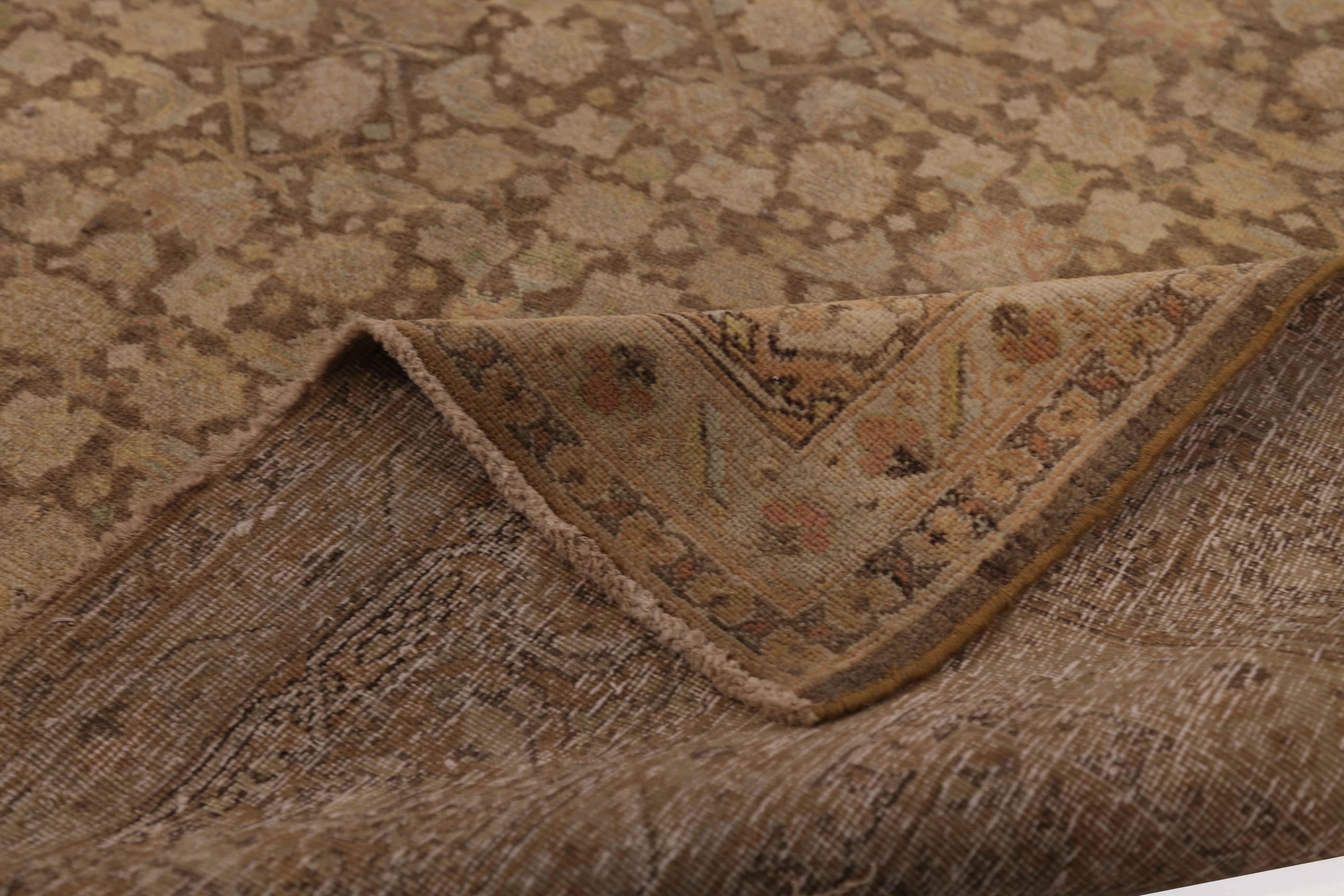 tapis persan ancien datant des années 1940, fabriqué avec la meilleure laine et coloré avec des teintures végétales 100 % naturelles. Il suit les motifs traditionnels des Khoy, qui s'inspirent souvent d'éléments floraux et animaux. Cette pièce