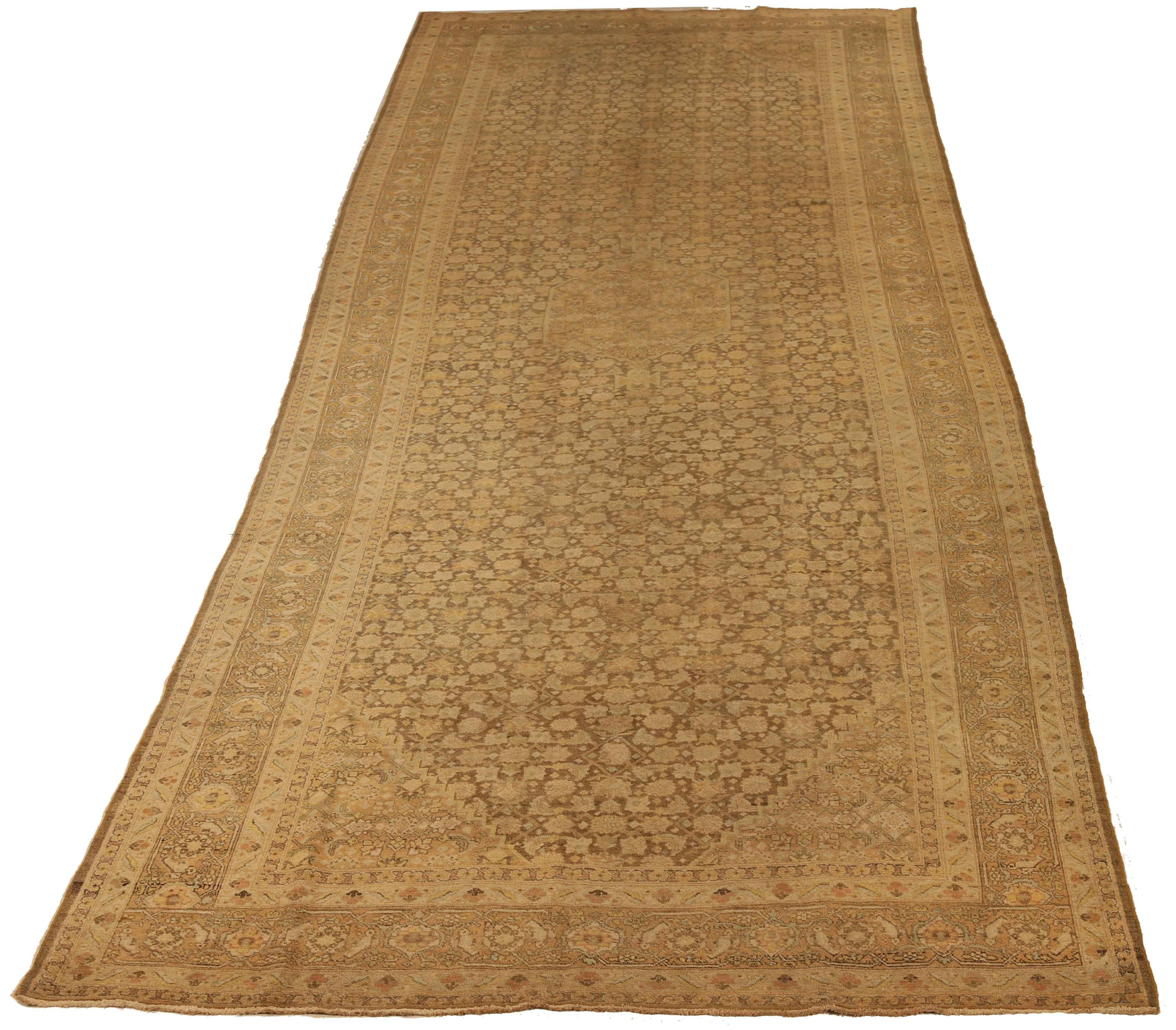 Noué à la main Tapis persan ancien des années 1940, motif Khoy avec motifs floraux rustiques en vente