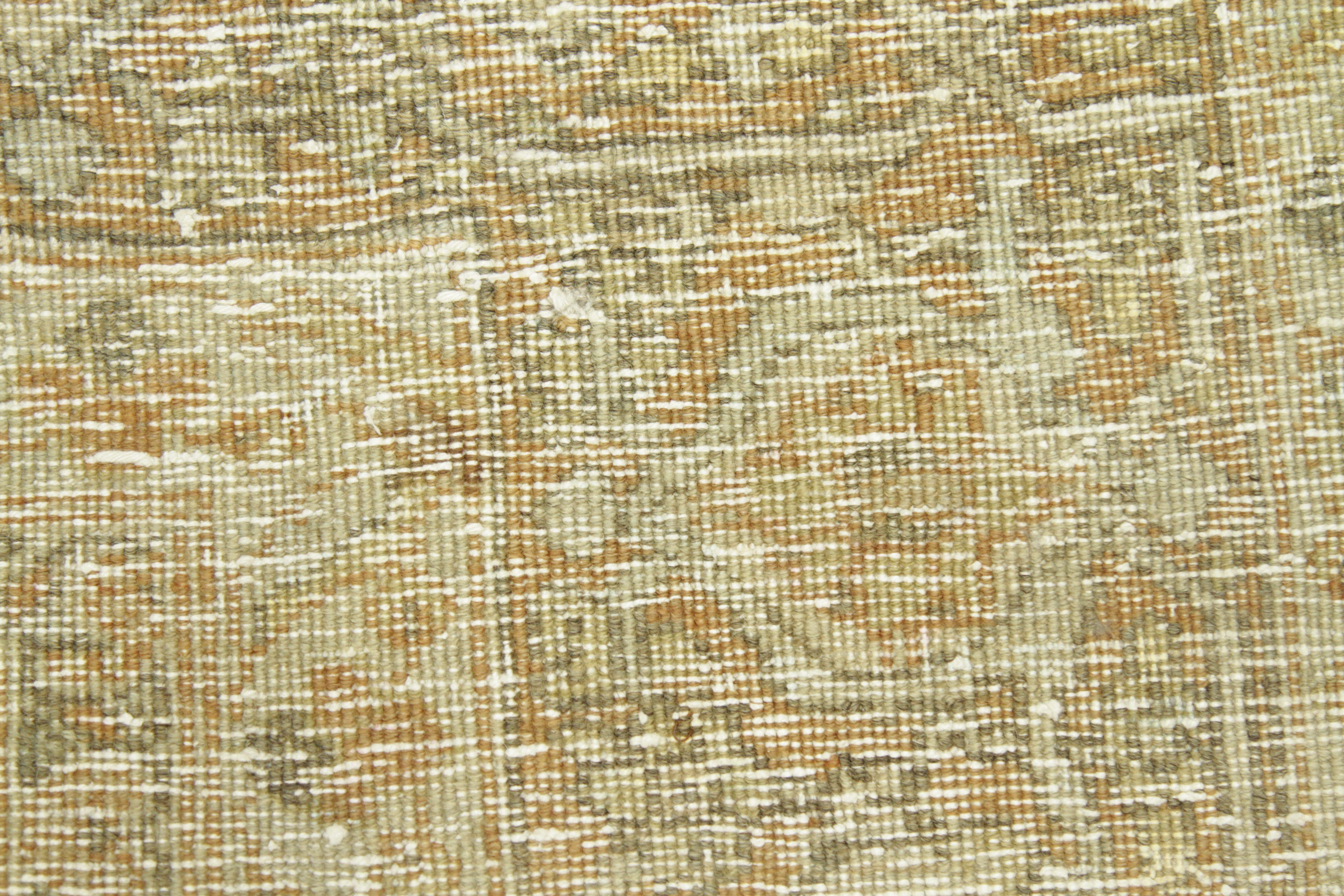 Tapis persan ancien des années 1940, motif Khoy avec motifs floraux rustiques Excellent état - En vente à Dallas, TX