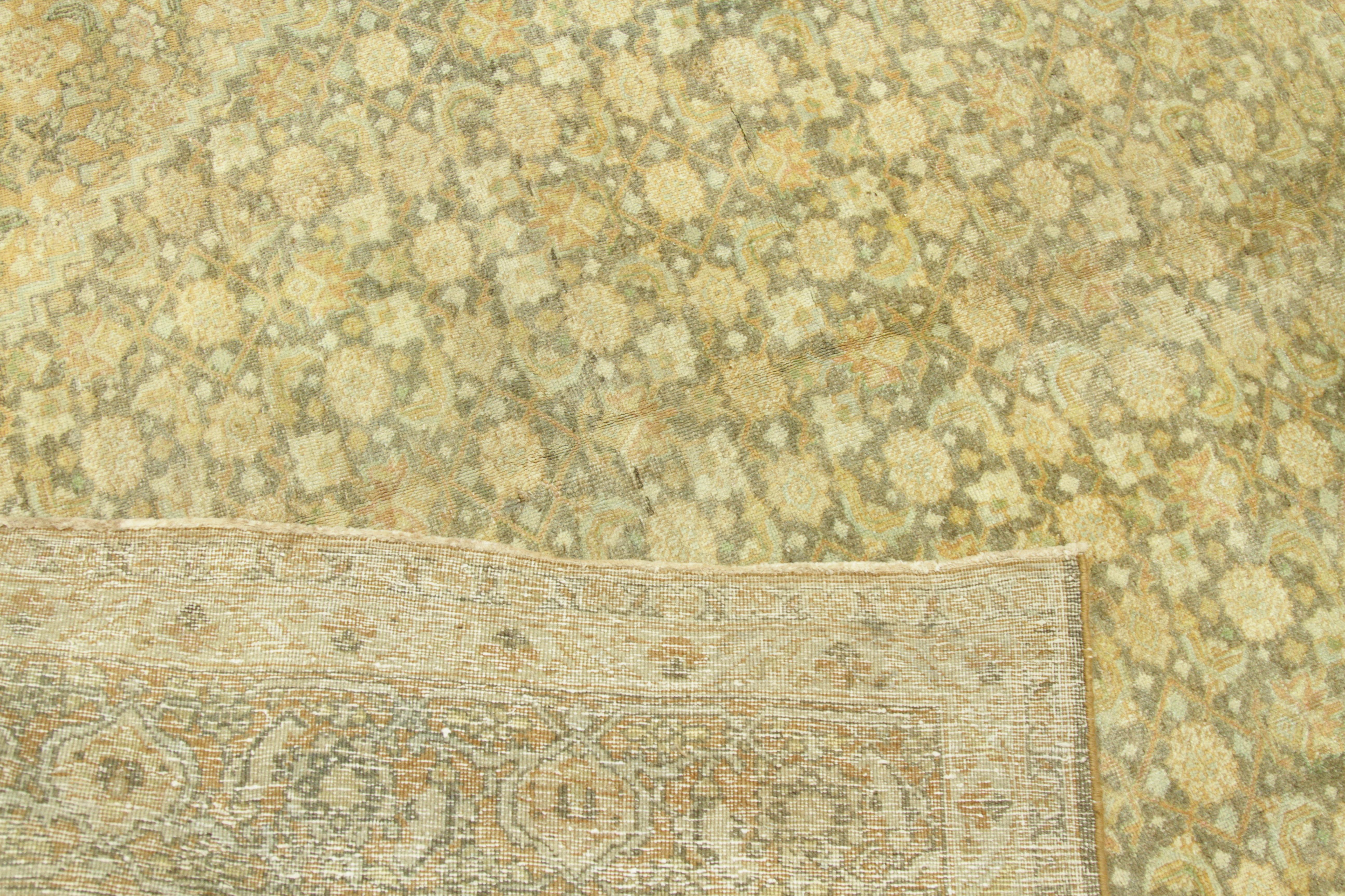 Milieu du XXe siècle Tapis persan ancien des années 1940, motif Khoy avec motifs floraux rustiques en vente