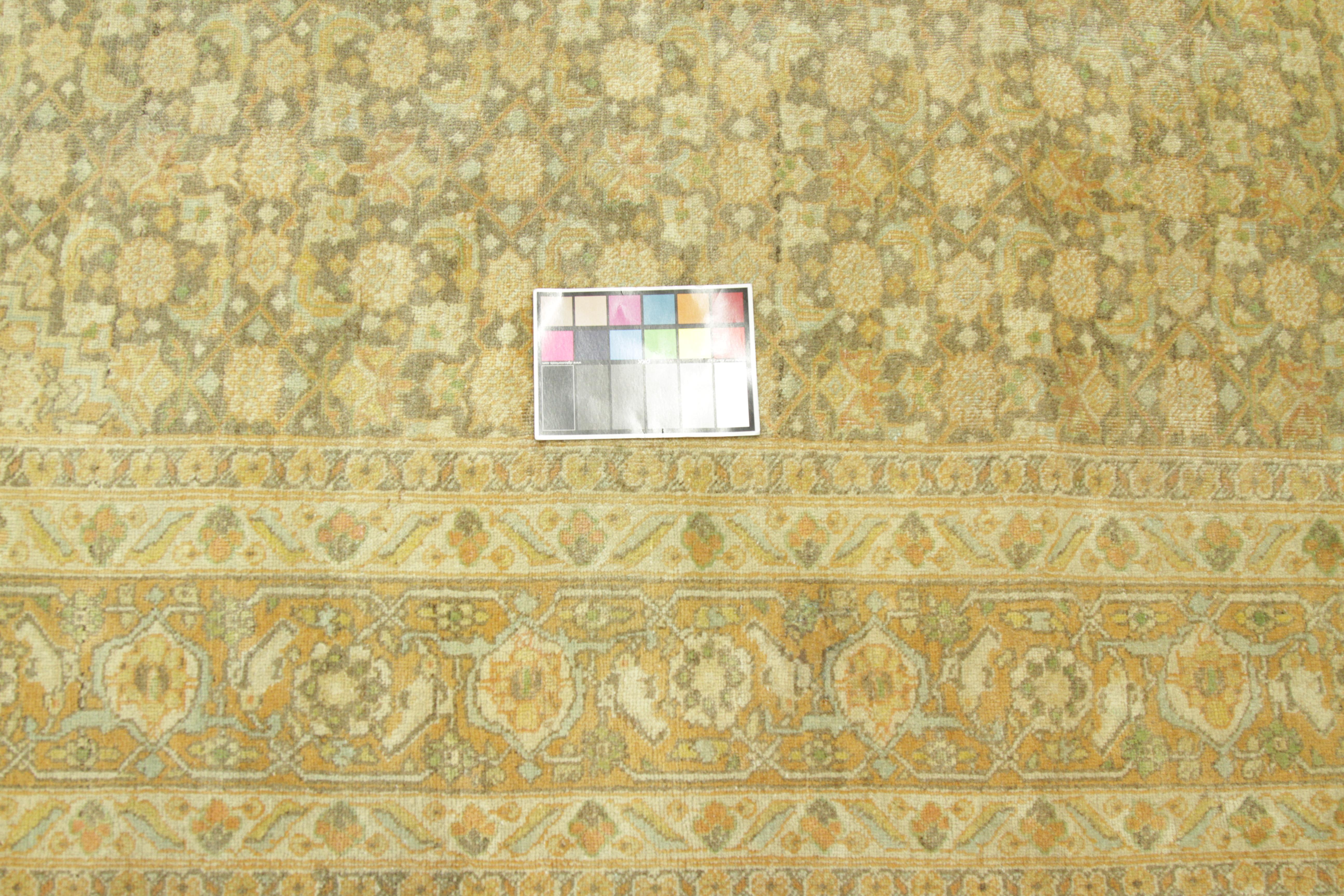 Laine Tapis persan ancien des années 1940, motif Khoy avec motifs floraux rustiques en vente
