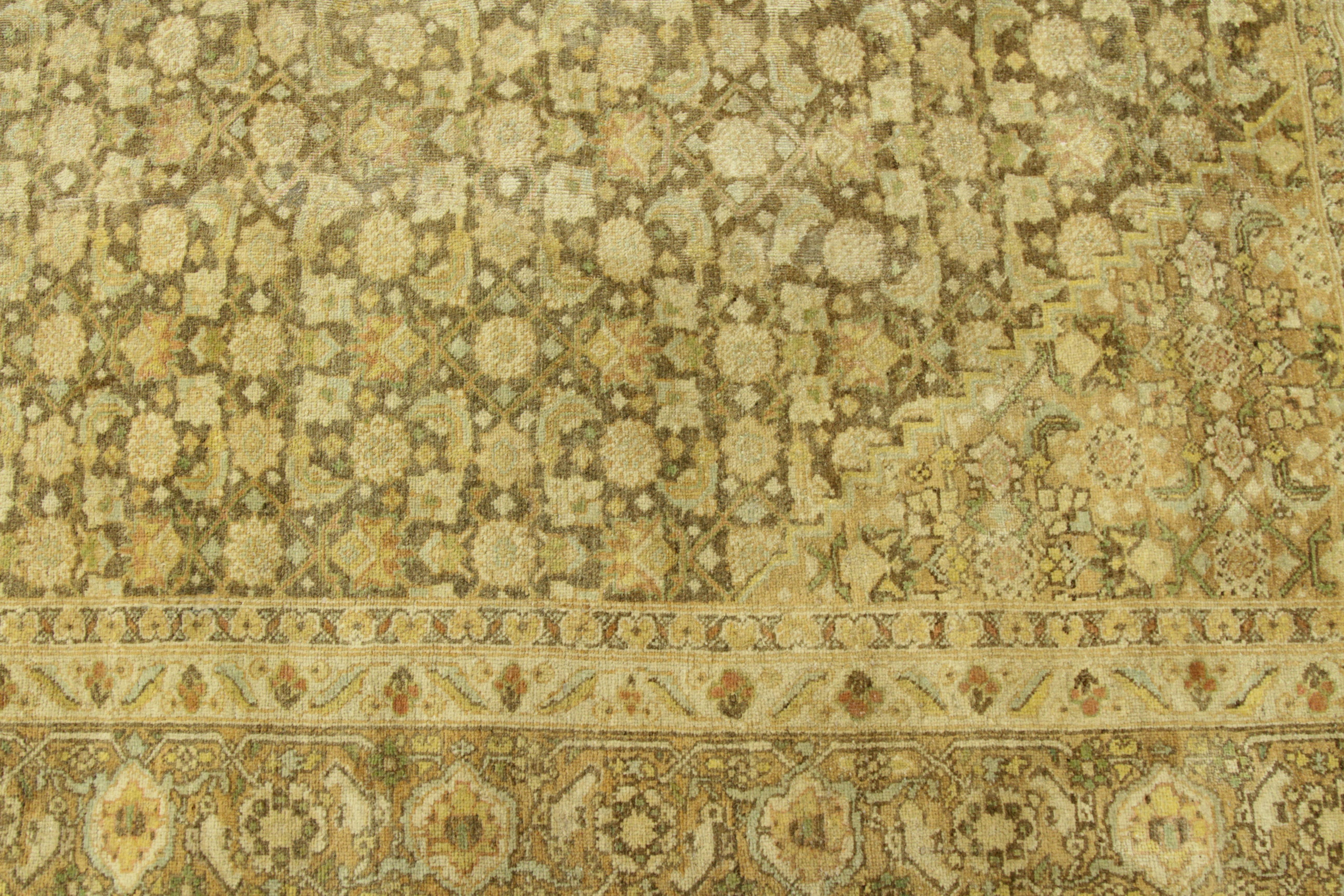 Tapis persan ancien des années 1940, motif Khoy avec motifs floraux rustiques en vente 1
