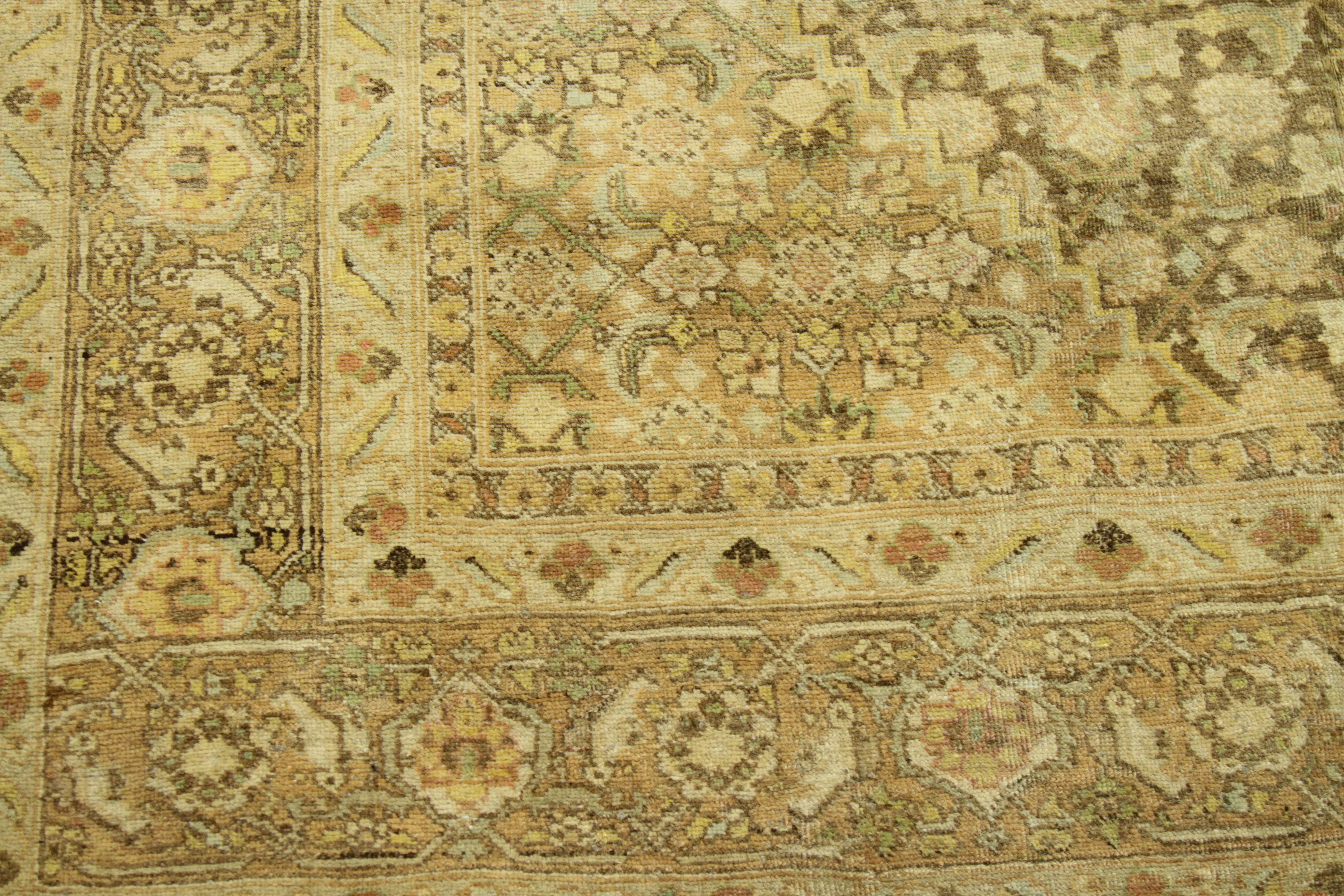 Tapis persan ancien des années 1940, motif Khoy avec motifs floraux rustiques en vente 2