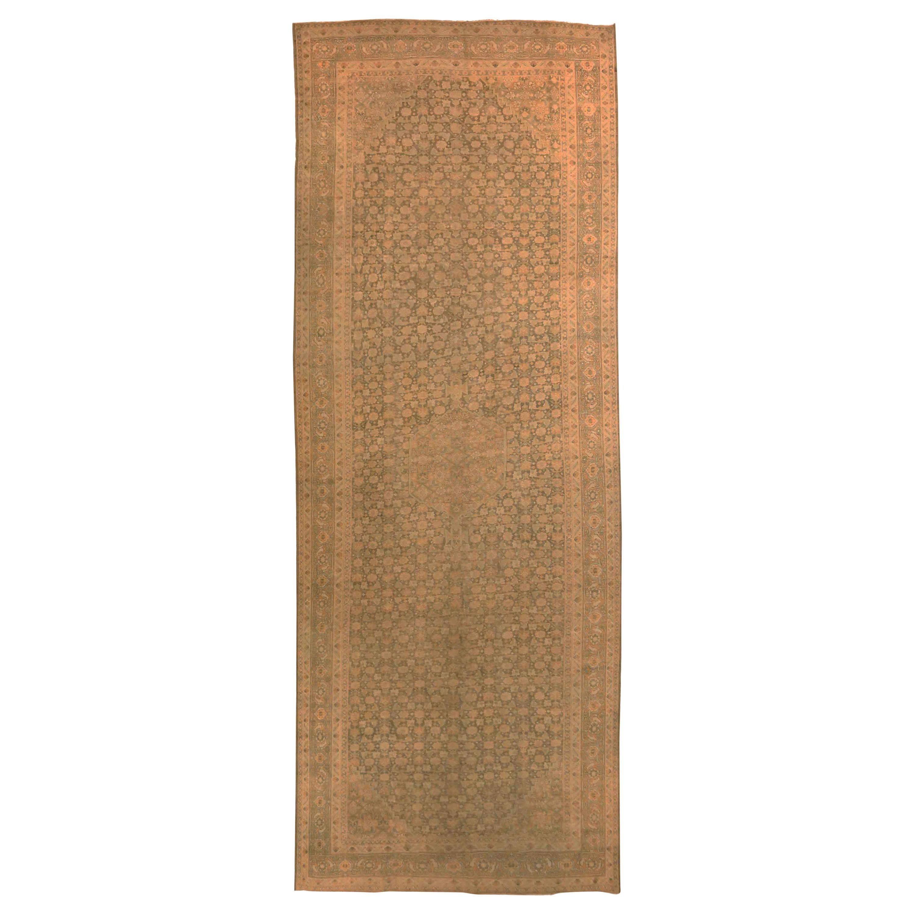 Tappeto persiano antico degli anni '40 Khoy Design con motivi floreali rustici