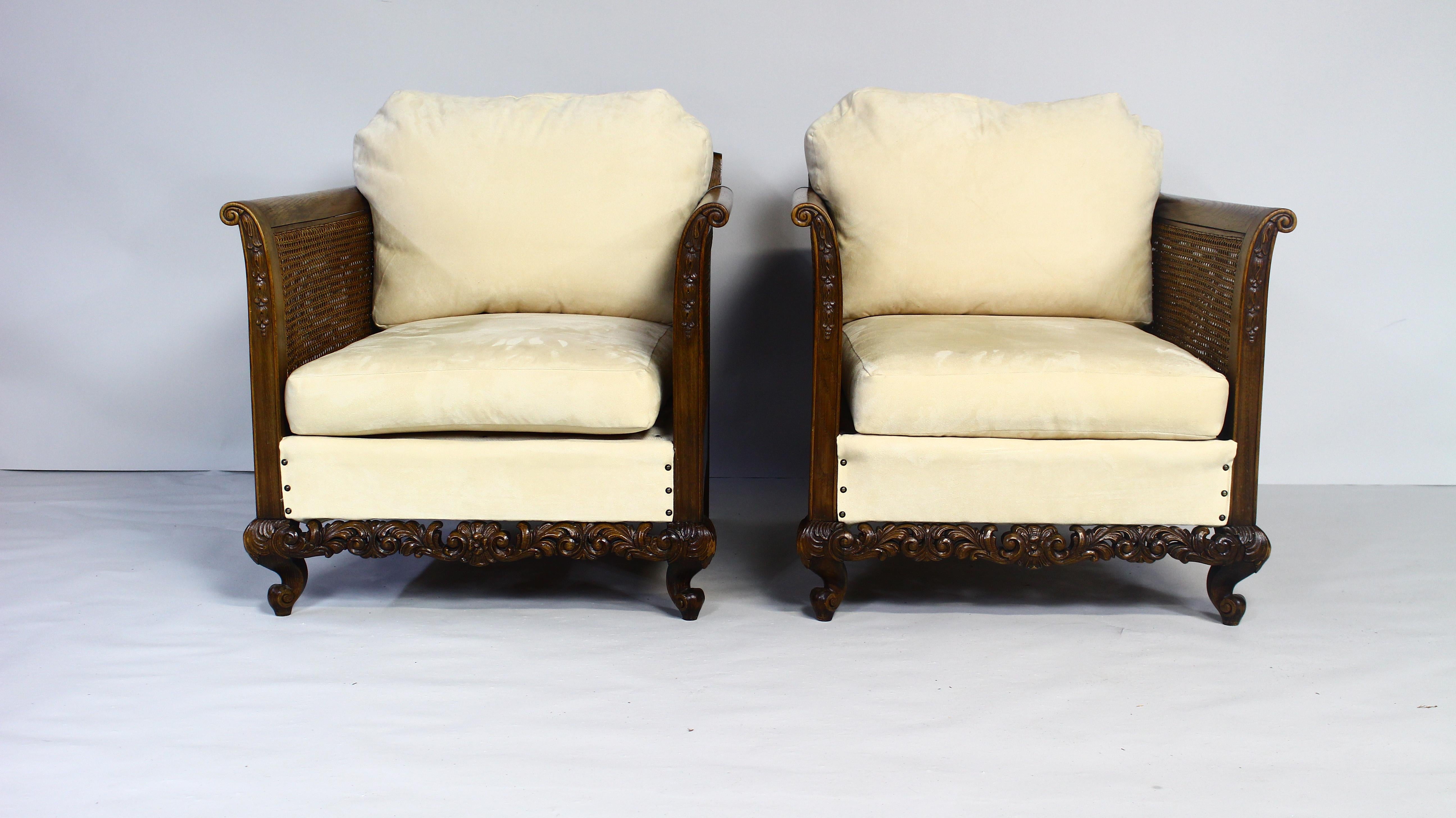 Cette paire de chaises de salon en rotin très décorative du début des années 1900 présente des formes magnifiques et des proportions généreuses.
Richement décoré, côtés et dos en rotin en très bon état.
Assise modifiée, coussins