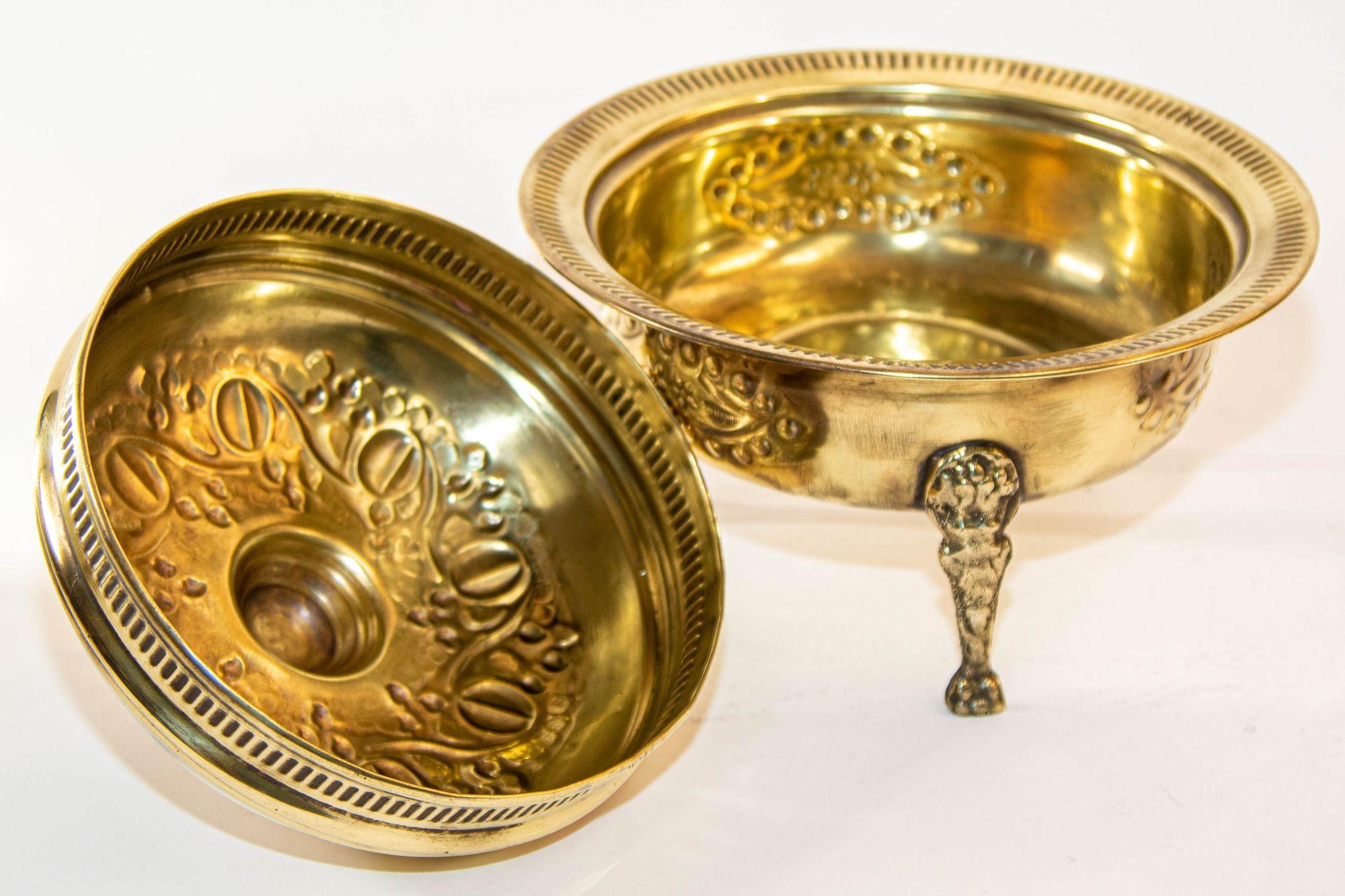 1940s Antique Round Moroccan Brass Serving Dish with Dome Lid and Paw Lion Feet. For Sale 4