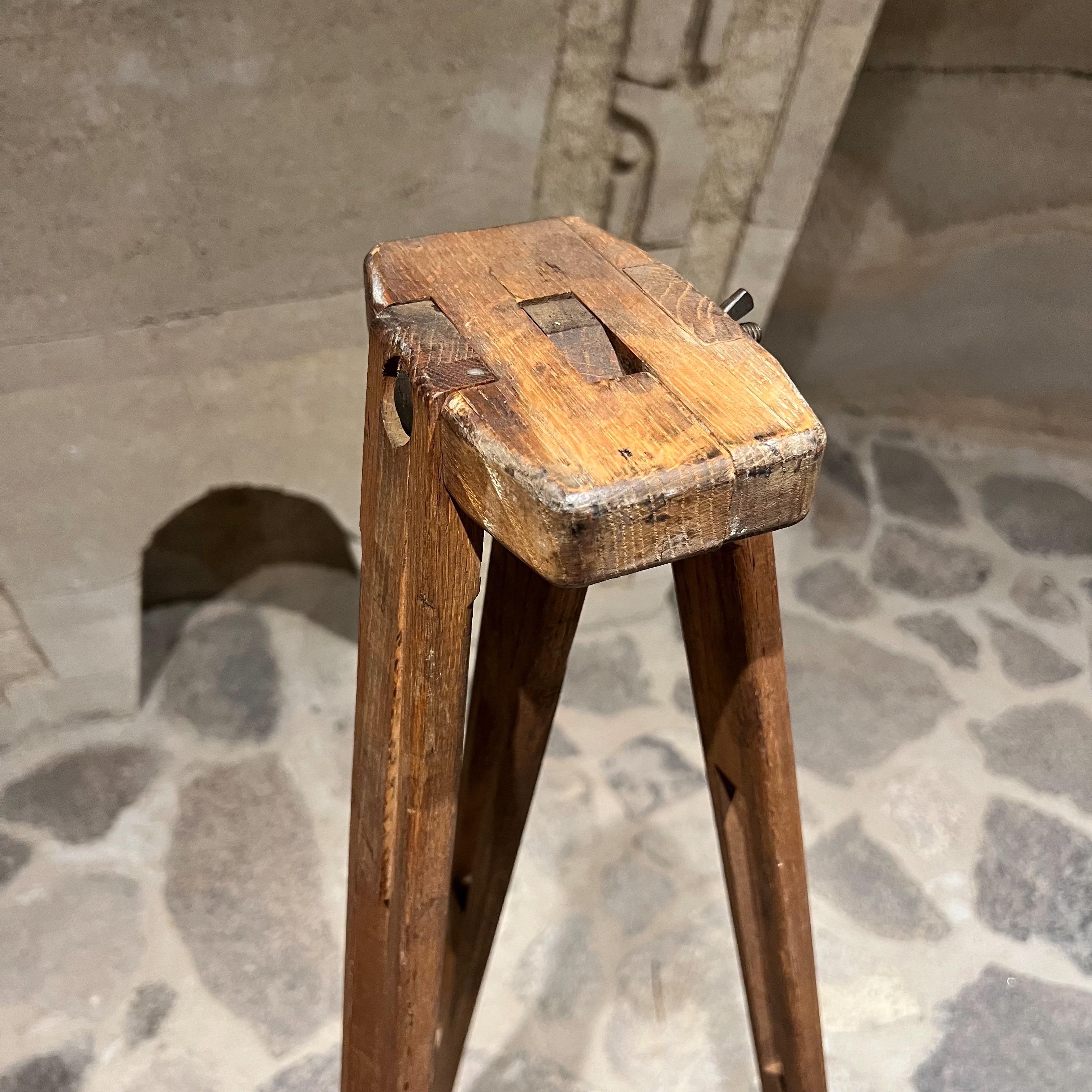 Base tripode d'arpenteurs en bois antique des années 1940 en vente 4