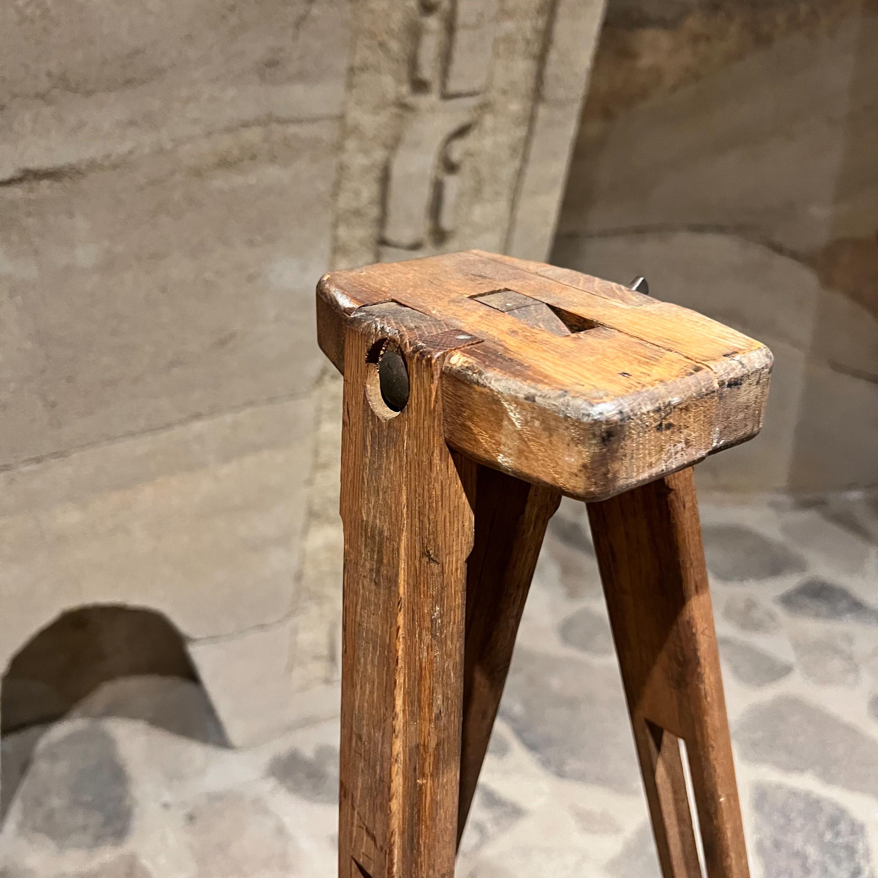 Base tripode d'arpenteurs en bois antique des années 1940 en vente 5