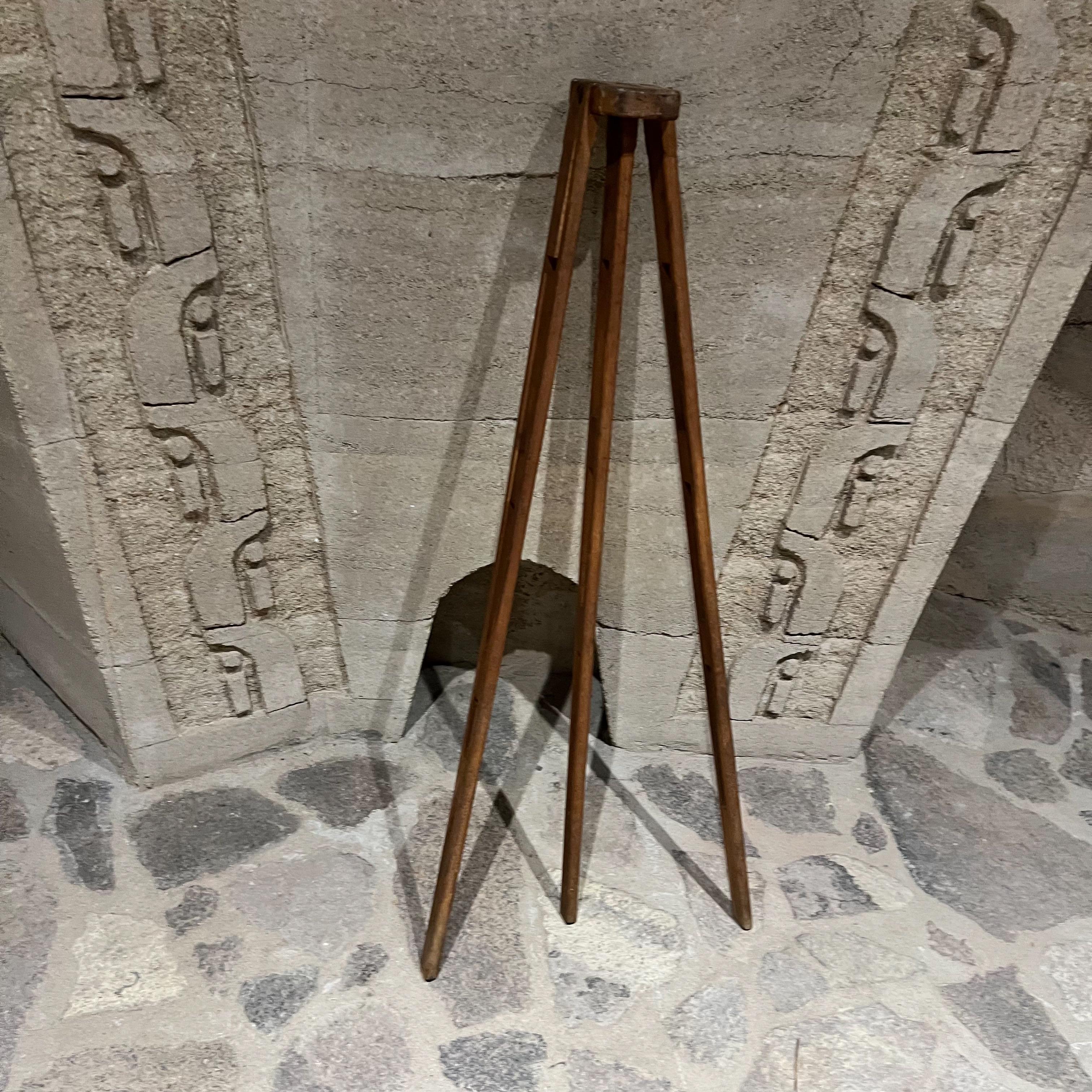 Base tripode d'arpenteurs en bois antique des années 1940 en vente 6
