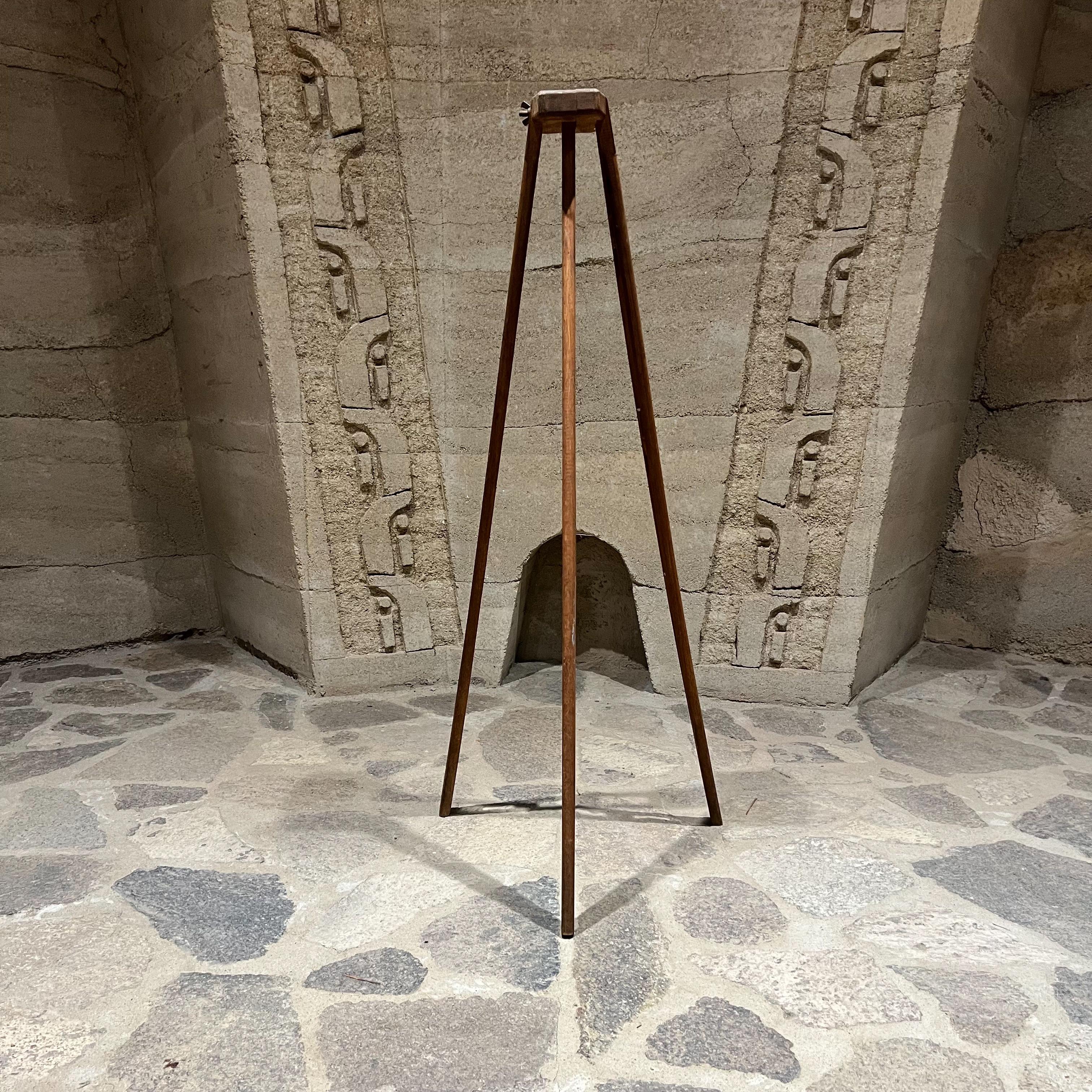 20ième siècle Base tripode d'arpenteurs en bois antique des années 1940 en vente