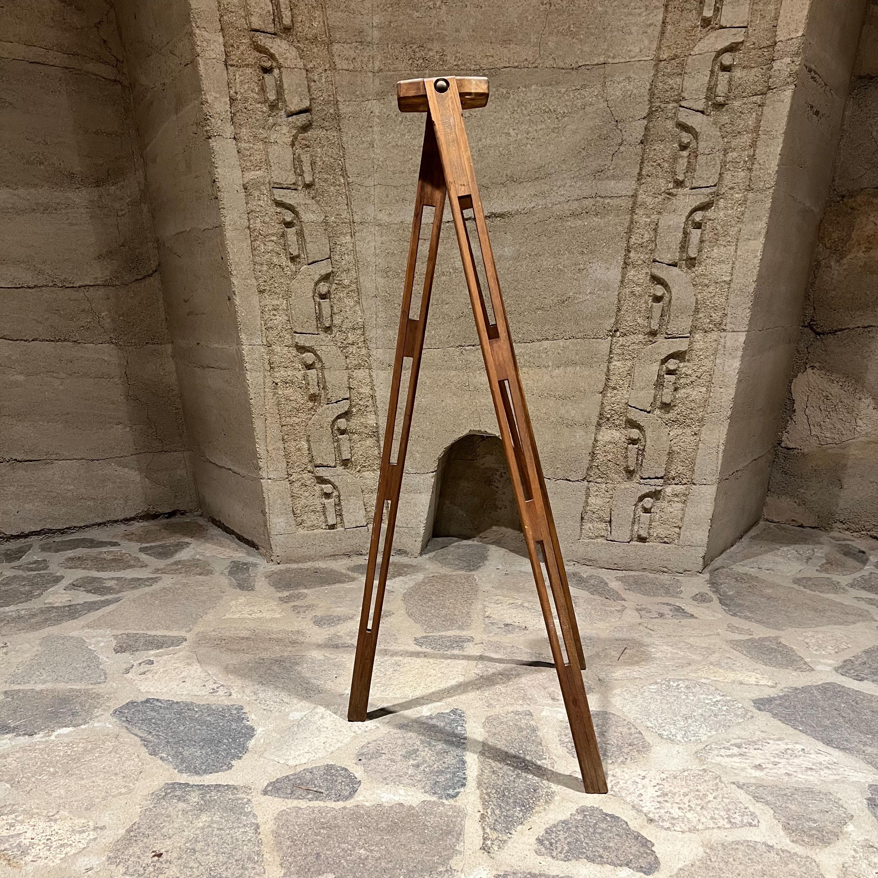 Base tripode d'arpenteurs en bois antique des années 1940 en vente 1