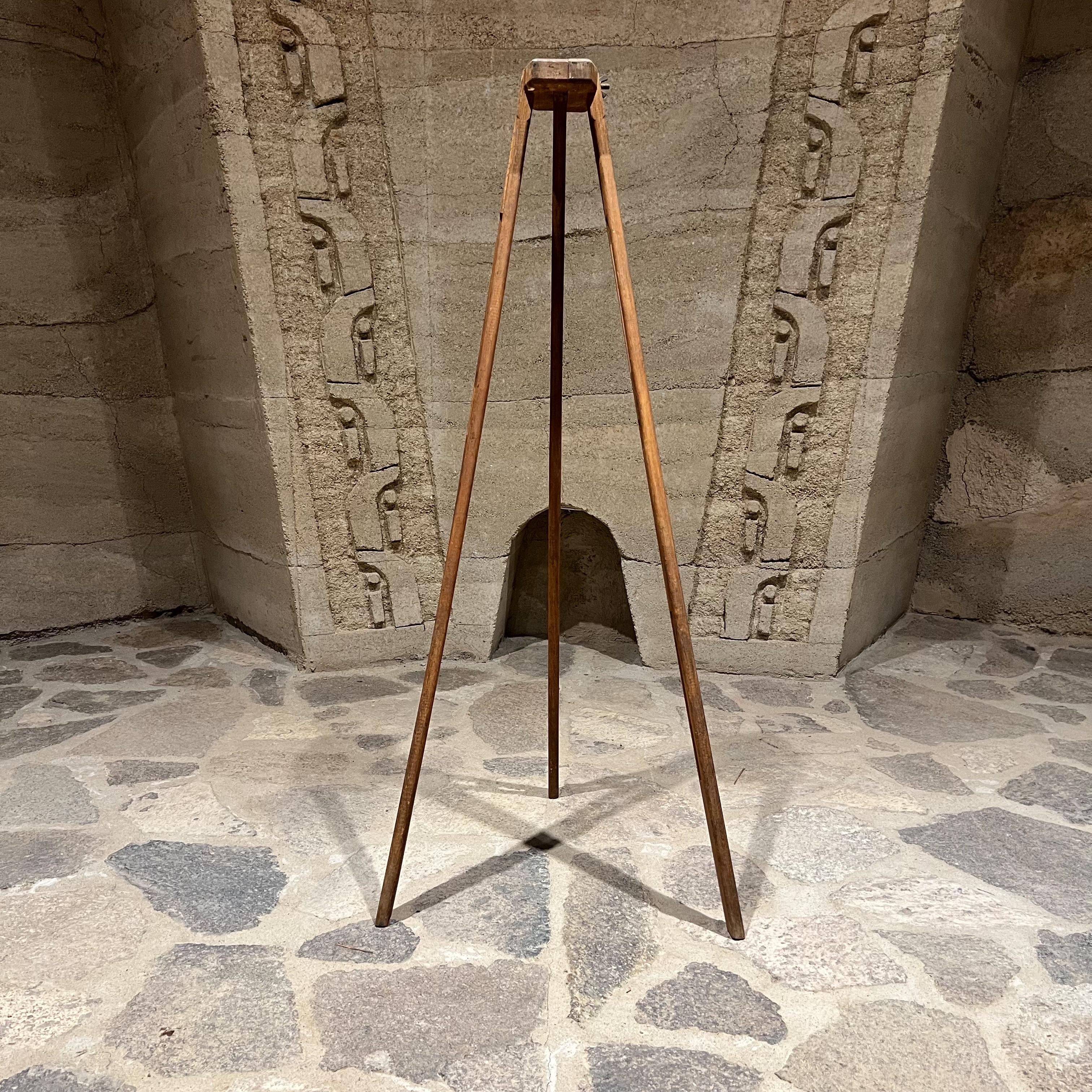 Base tripode d'arpenteurs en bois antique des années 1940 en vente 3