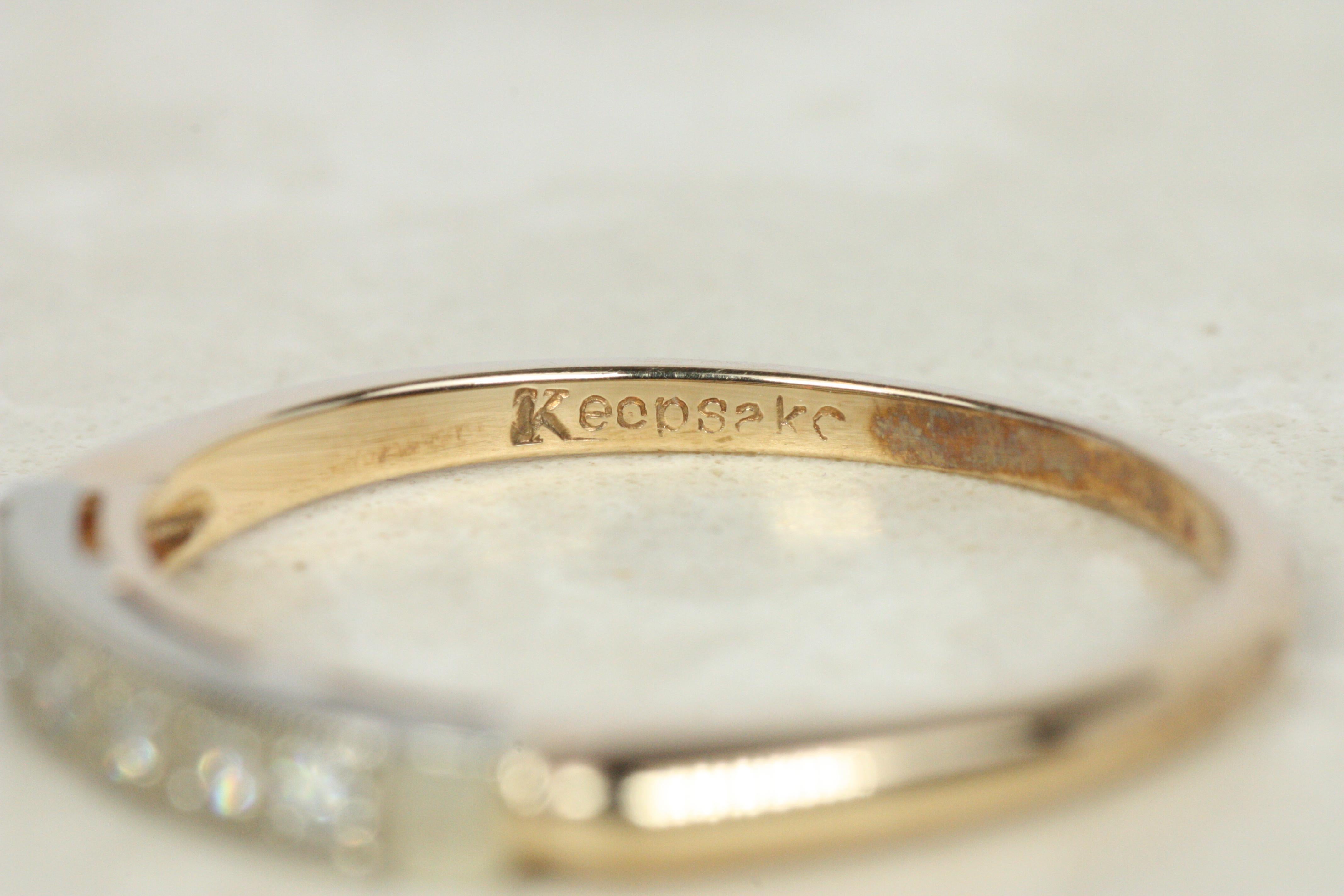 1940s Antique Two-Tone Diamond Wedding Band in 14K Yellow & White Gold For Sale 5