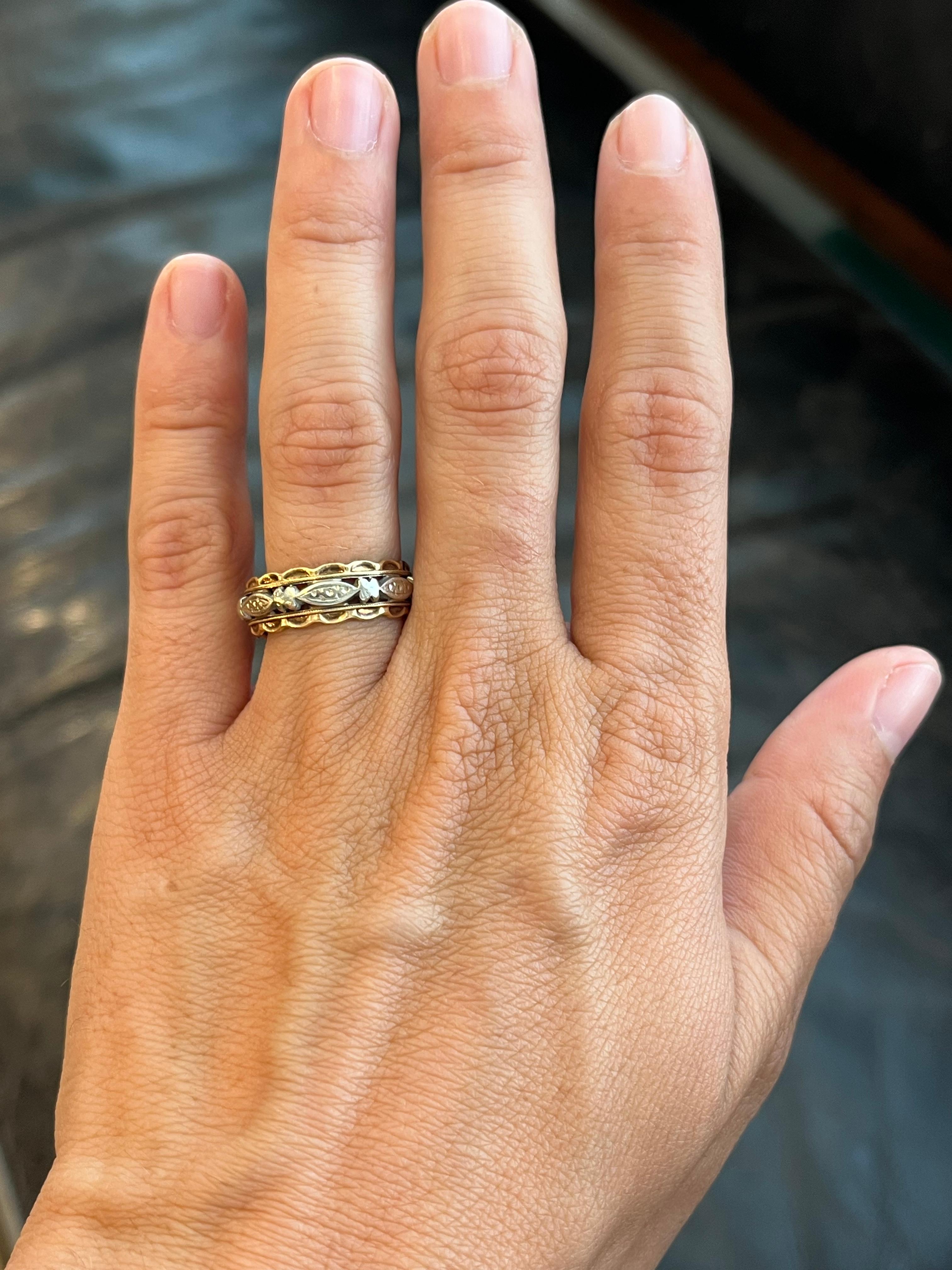 1940 Alianza de boda antigua bicolor festoneada de 6,7 mm en oro blanco y amarillo de 14 quilates en Bueno estado para la venta en Santa Monica, CA