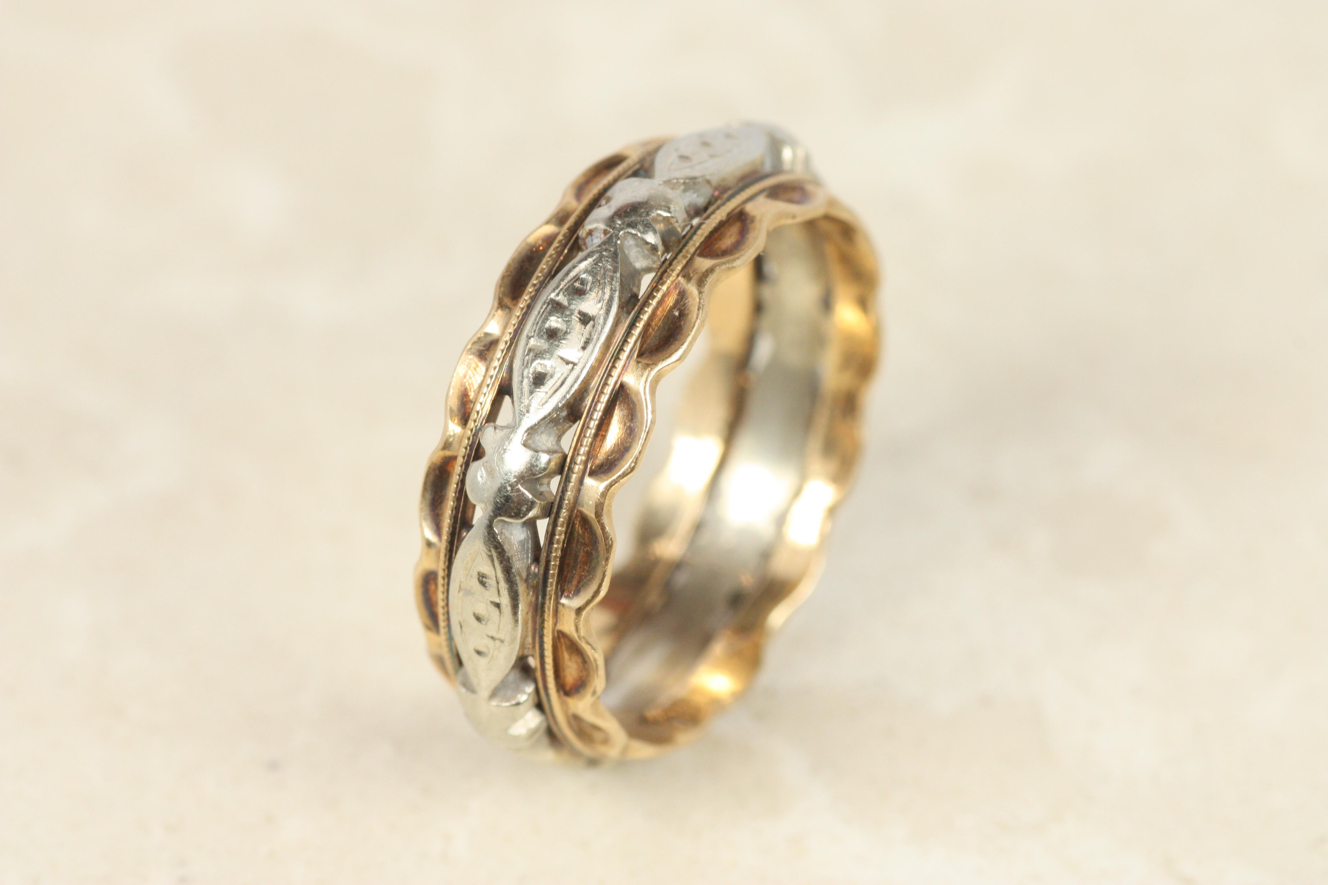 Femenino o masculino 1940 Alianza de boda antigua bicolor festoneada de 6,7 mm en oro blanco y amarillo de 14 quilates en venta