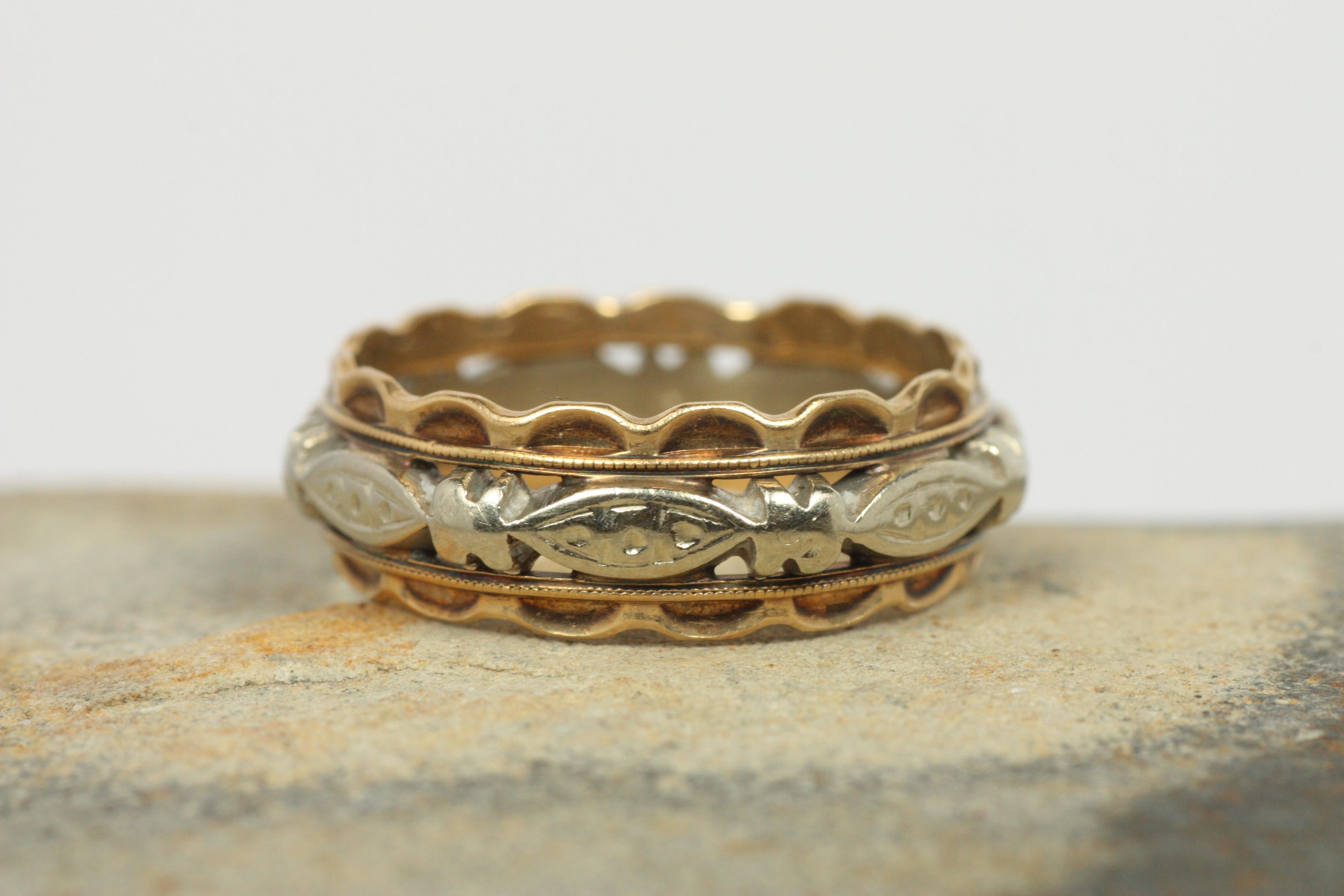 1940 Alianza de boda antigua bicolor festoneada de 6,7 mm en oro blanco y amarillo de 14 quilates en venta 1