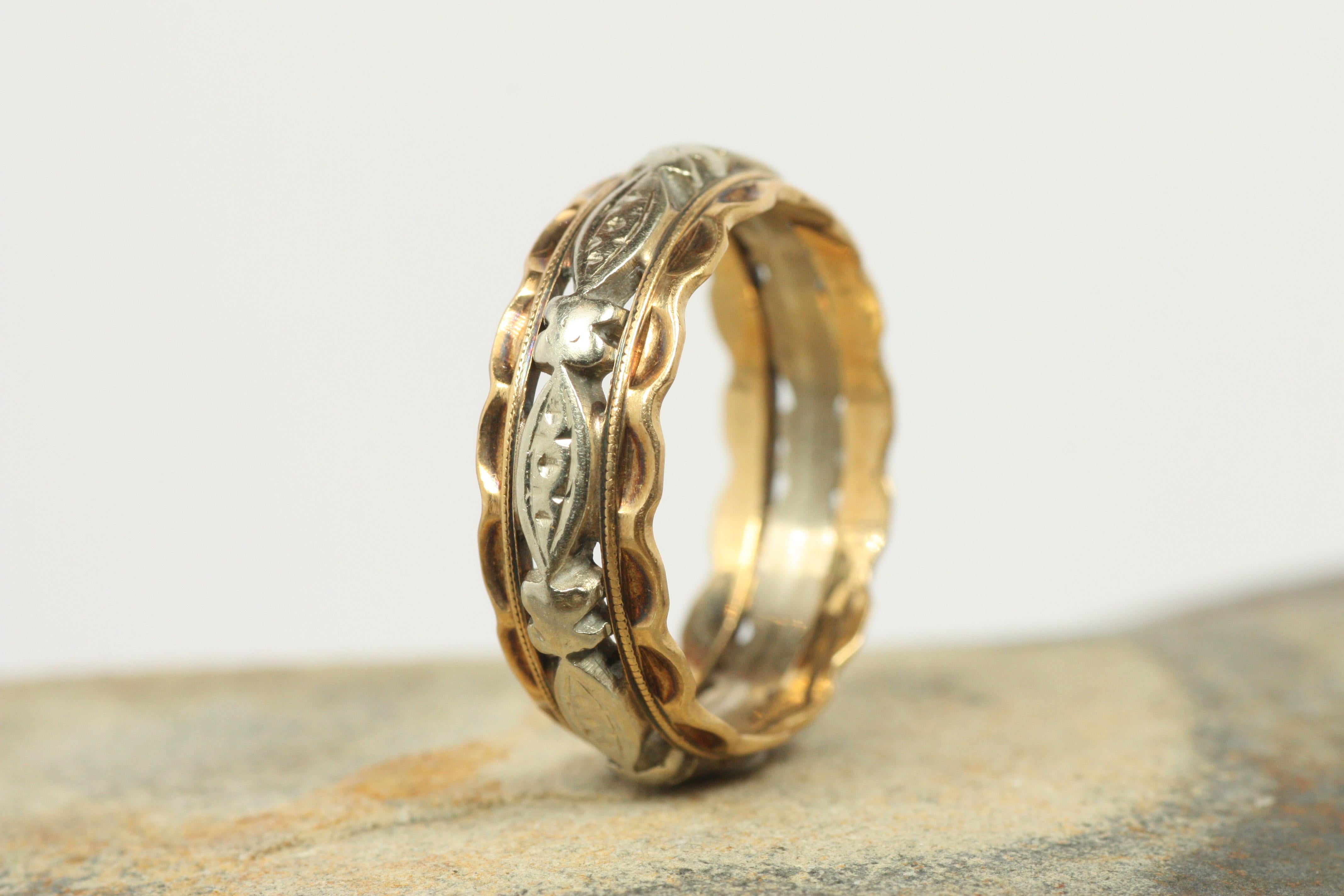1940 Alianza de boda antigua bicolor festoneada de 6,7 mm en oro blanco y amarillo de 14 quilates en venta 2
