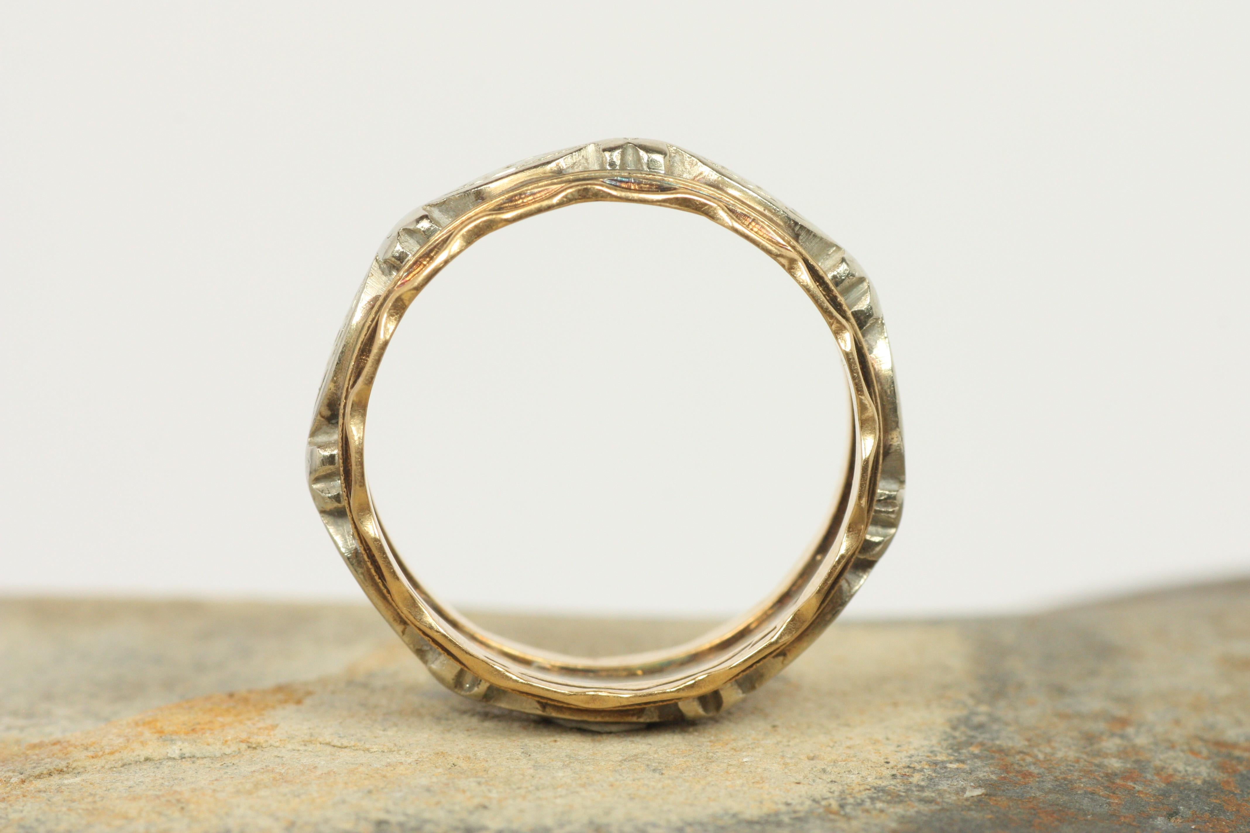 1940 Alianza de boda antigua bicolor festoneada de 6,7 mm en oro blanco y amarillo de 14 quilates en venta 3