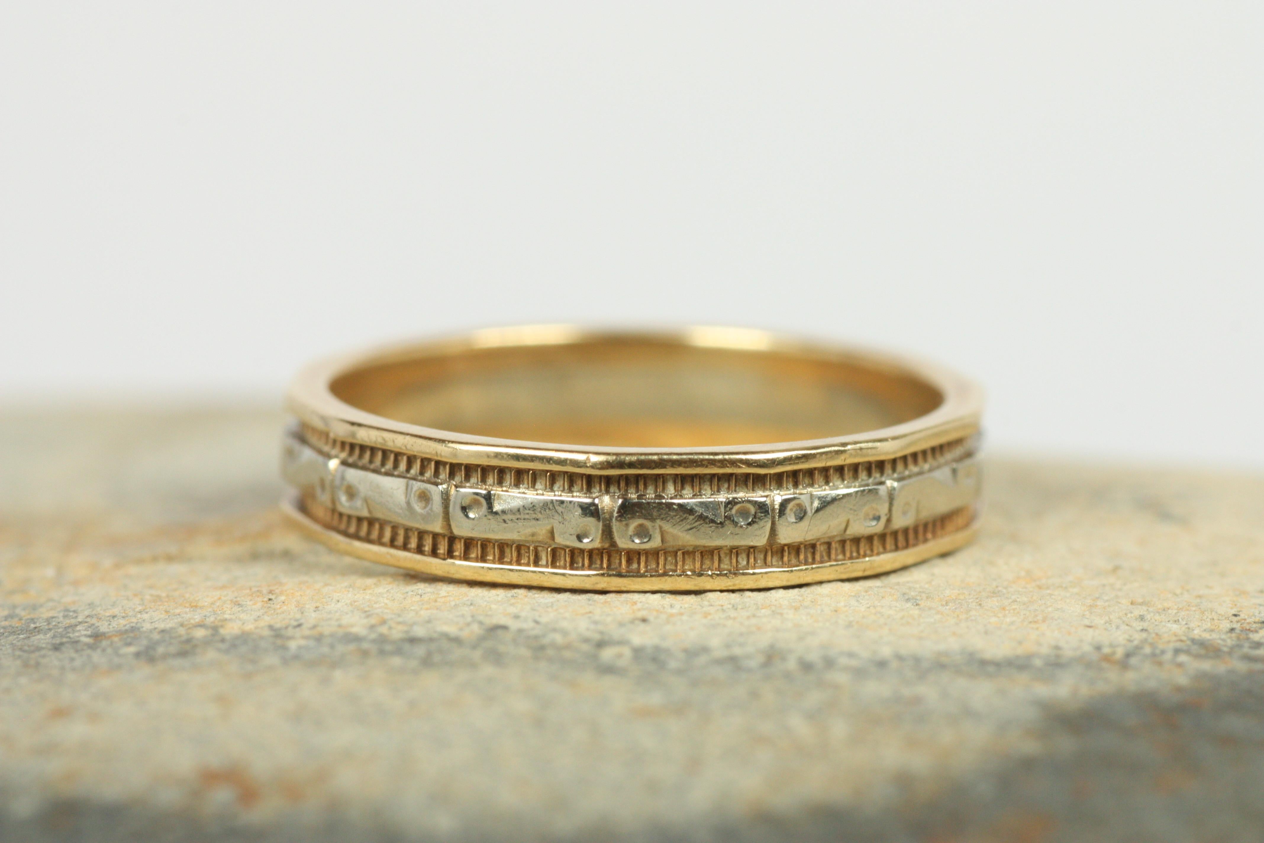 Femenino o masculino Alianza de boda antigua bicolor de oro amarillo y blanco de 14 quilates de la década de 1940, diseño de volutas en venta