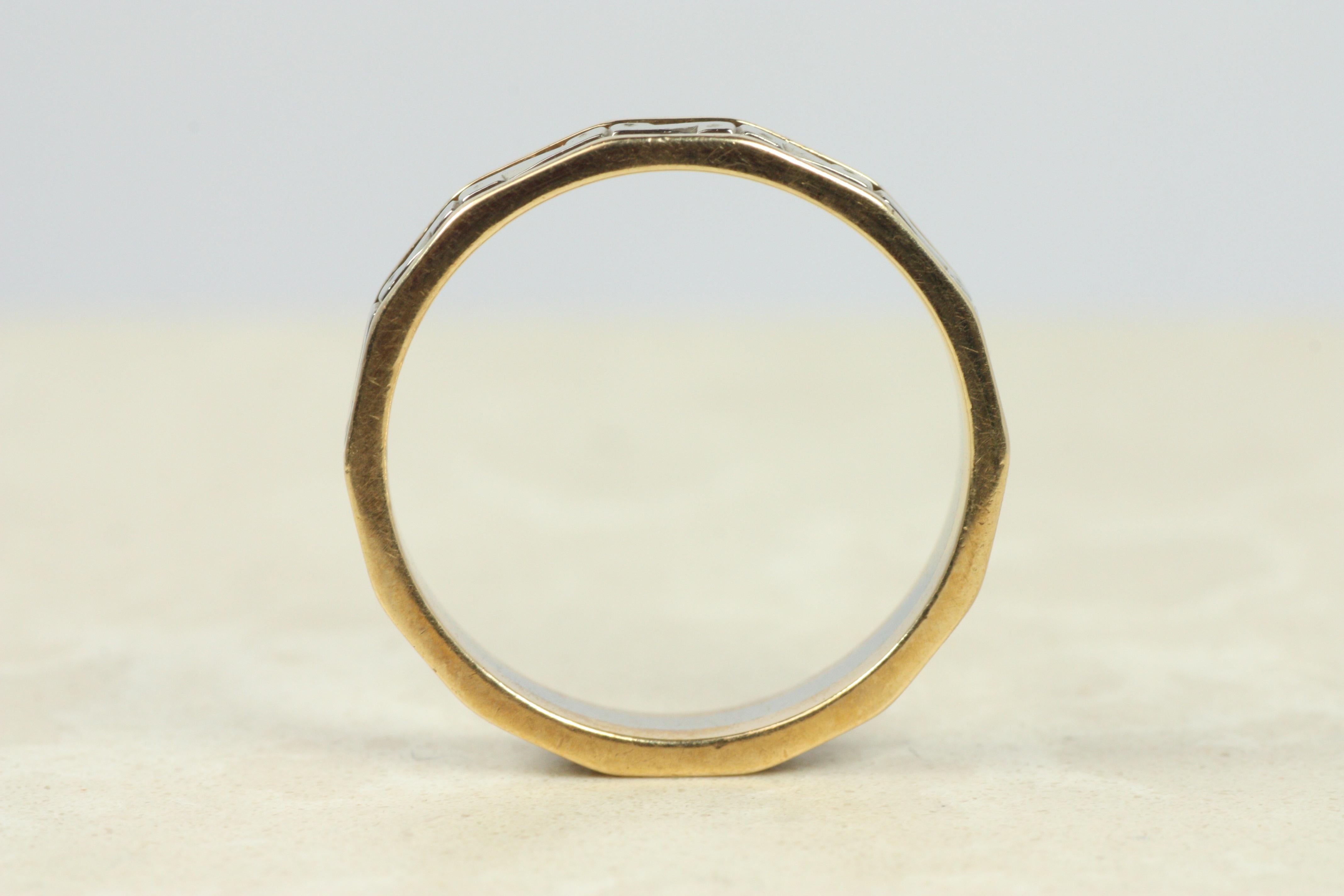 Alianza de boda antigua bicolor de oro amarillo y blanco de 14 quilates de la década de 1940, diseño de volutas en venta 3