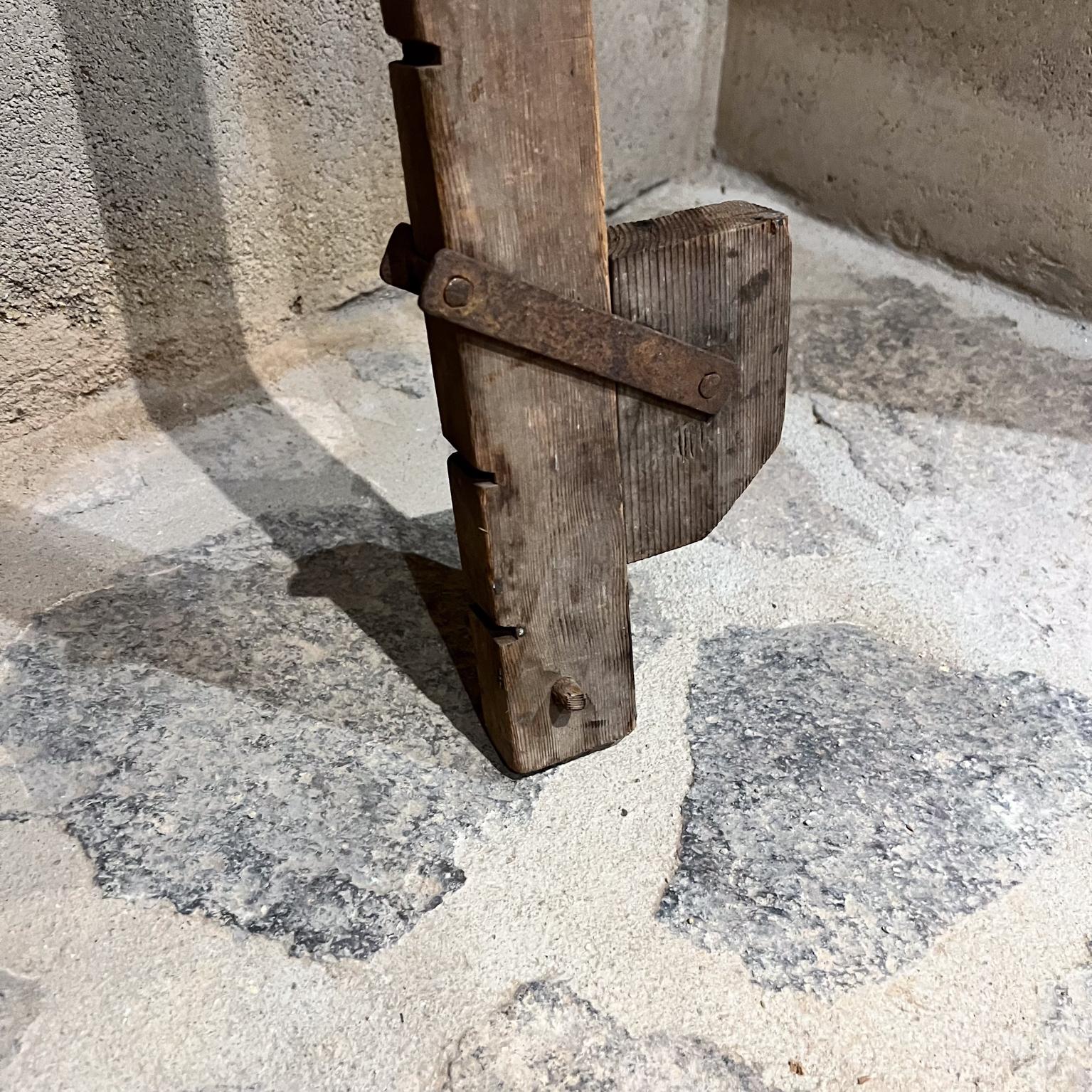 
Pinces en bois anciennes 
Utilisation antérieure pour la construction de bateaux
Le plus grand 63 long x 5,25 p x 1,25 w Le plus court 48 long x 5 w x 1,5
Original vintage - Se référer aux images listées.