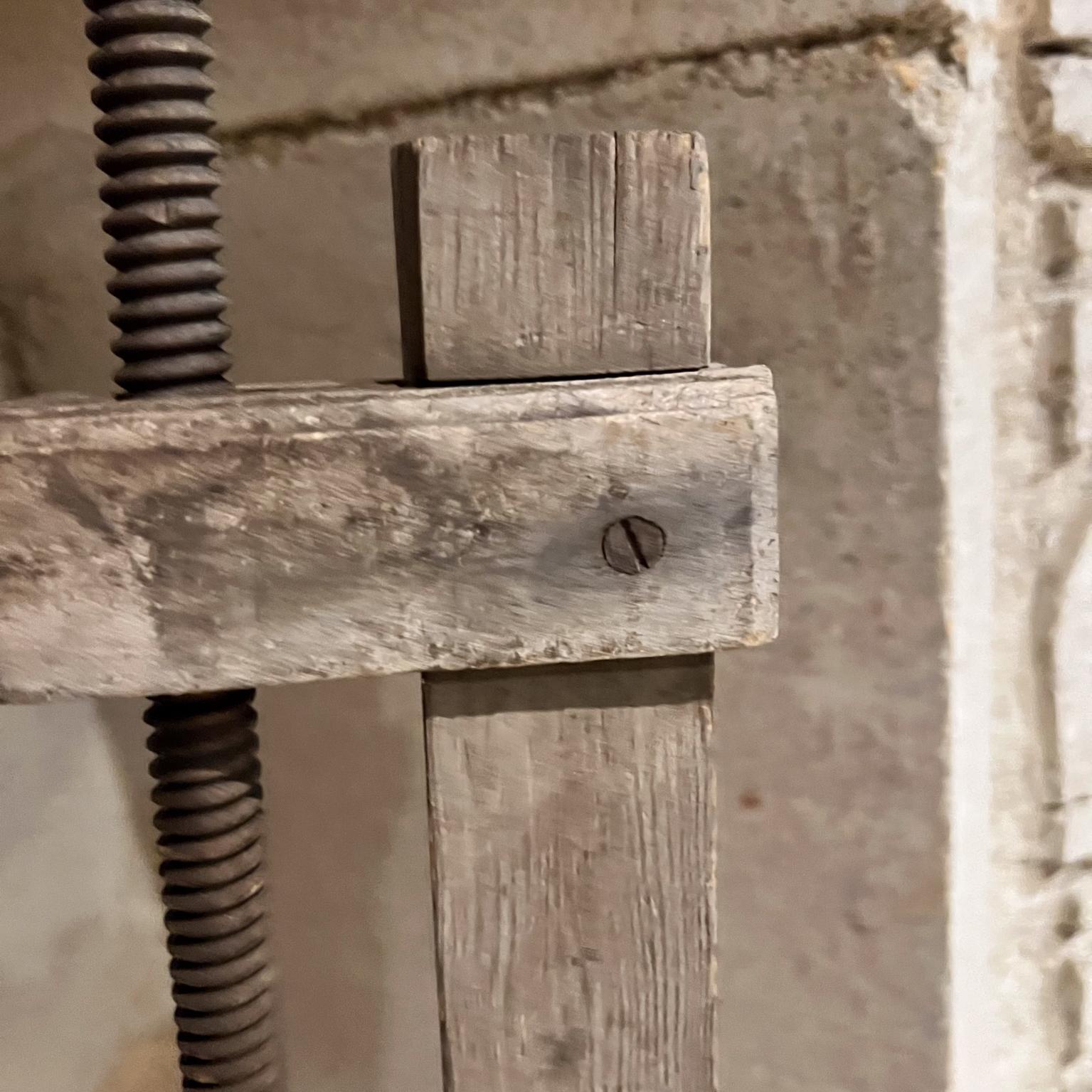 20ième siècle 1940s Antique Wood Clamps Rustic Carpentry Tool en vente