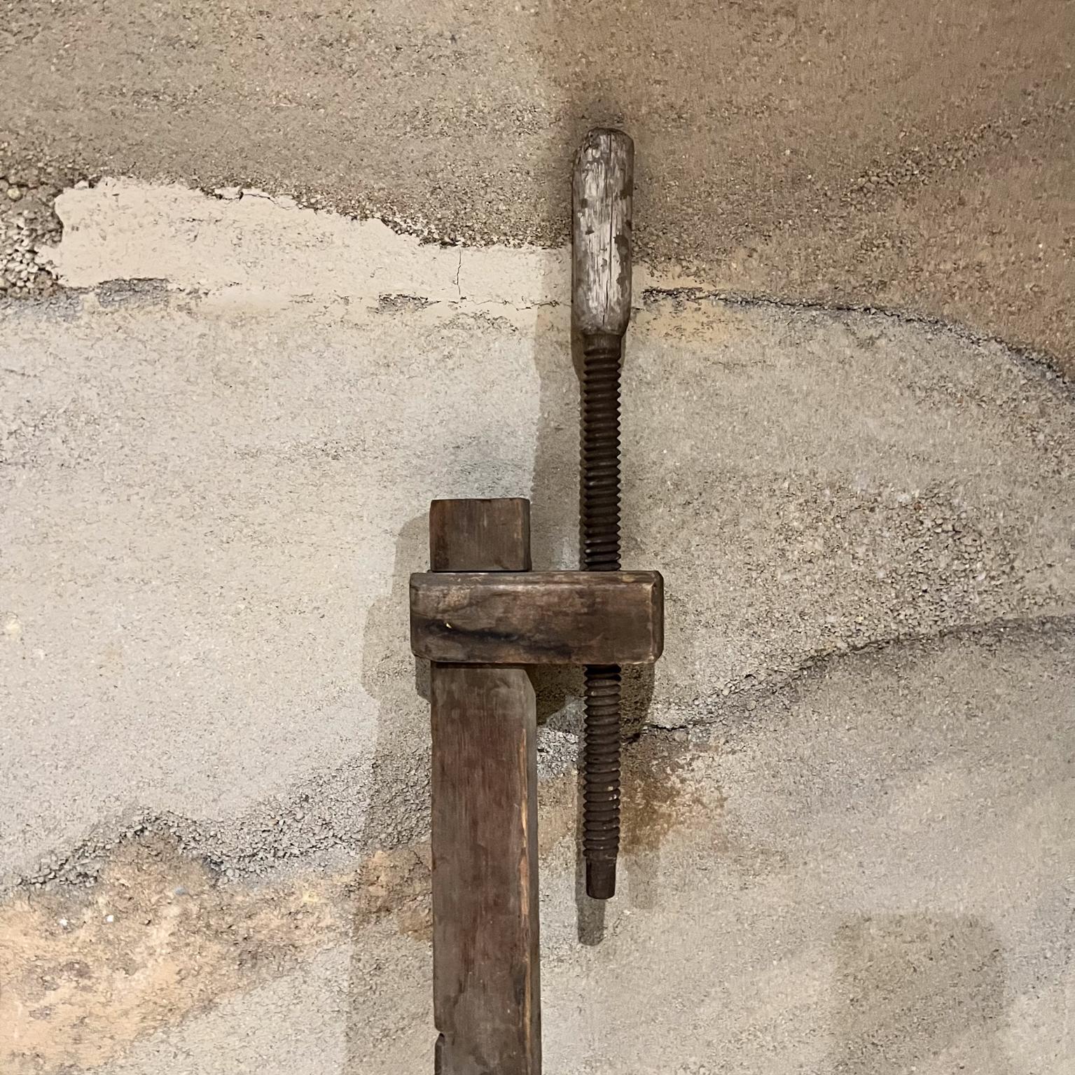 1940s Antique Wood Clamps Rustic Carpentry Tool en vente 1