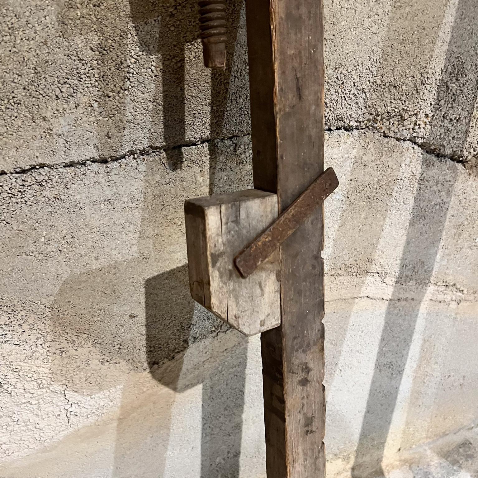 1940s Antique Wood Clamps Rustic Carpentry Tool en vente 3