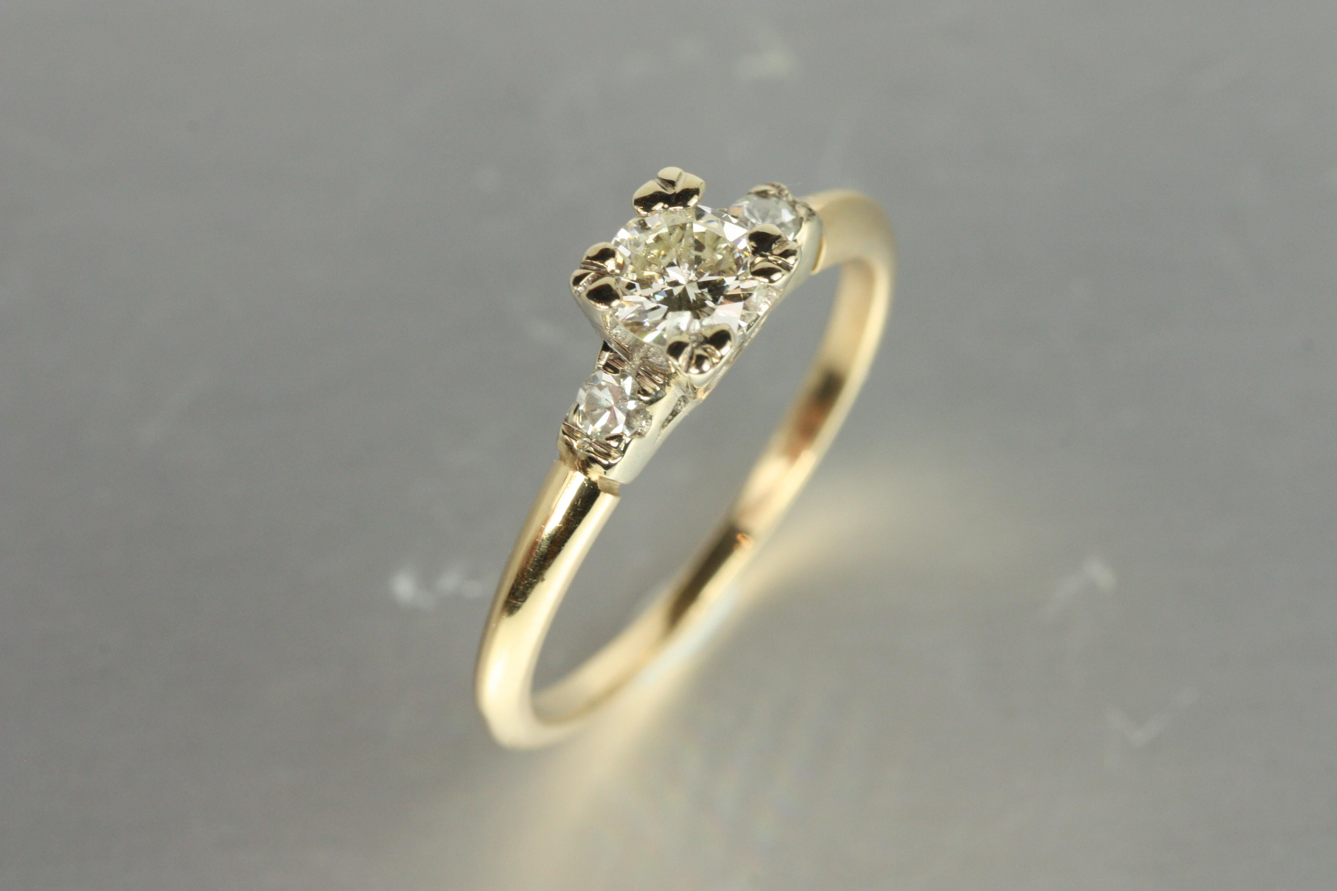Taille ronde Bague de fiançailles en or jaune des années 1940 - 0,38 ct de diamants ronds en vente