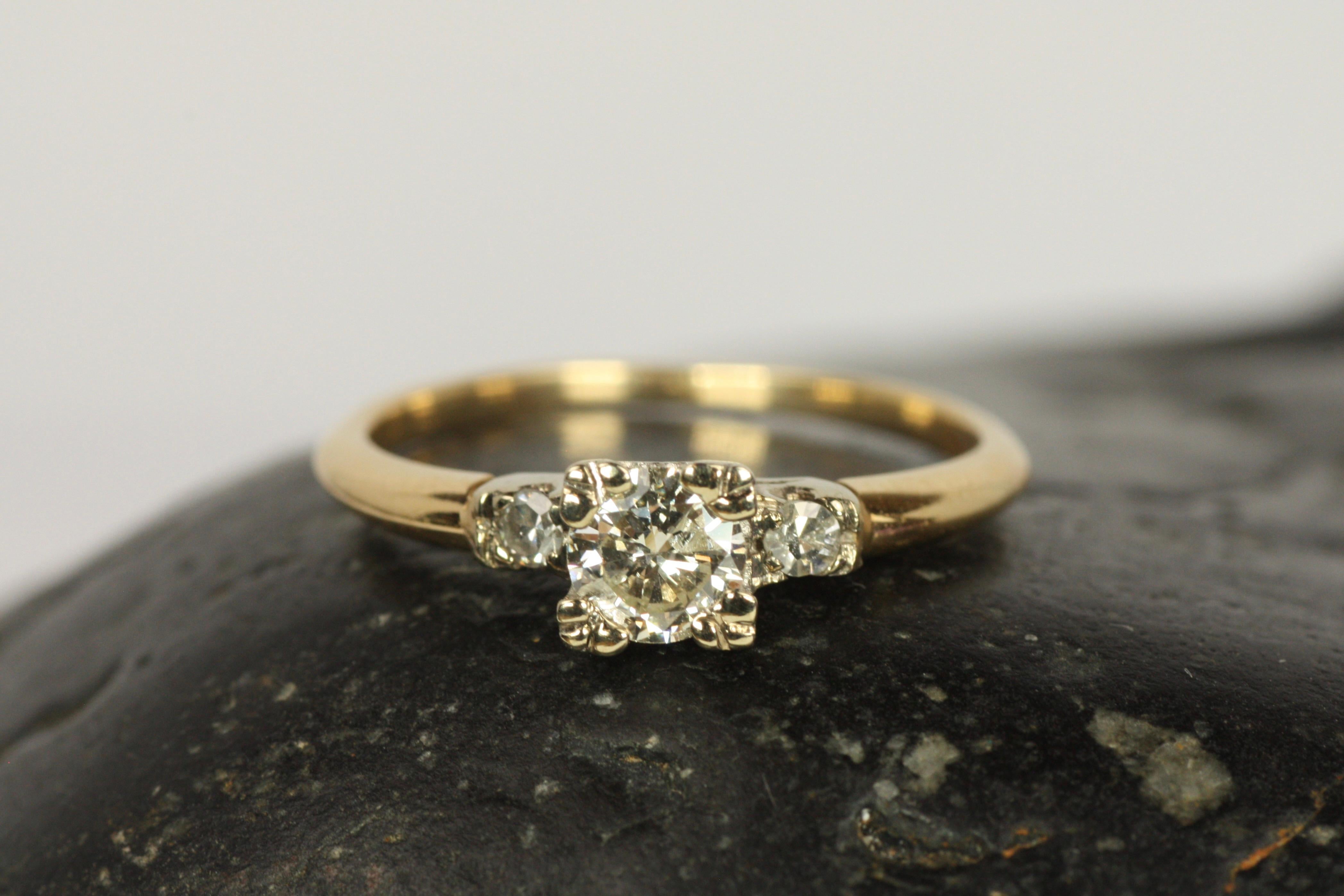 Taille ronde Bague de fiançailles en or jaune des années 1940 - 0,38 ct de diamants ronds en vente