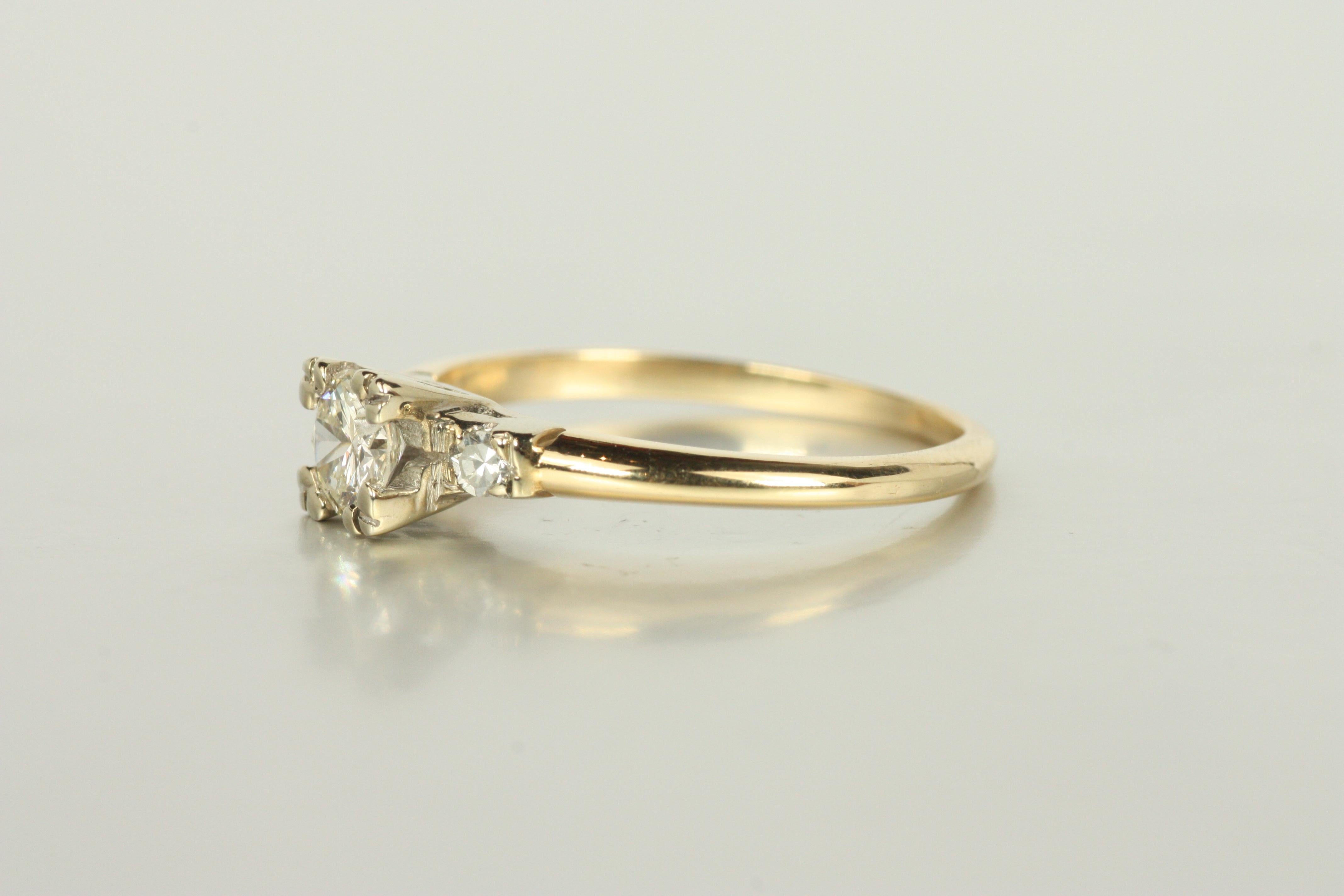 Bague de fiançailles en or jaune des années 1940 - 0,38 ct de diamants ronds Pour femmes en vente