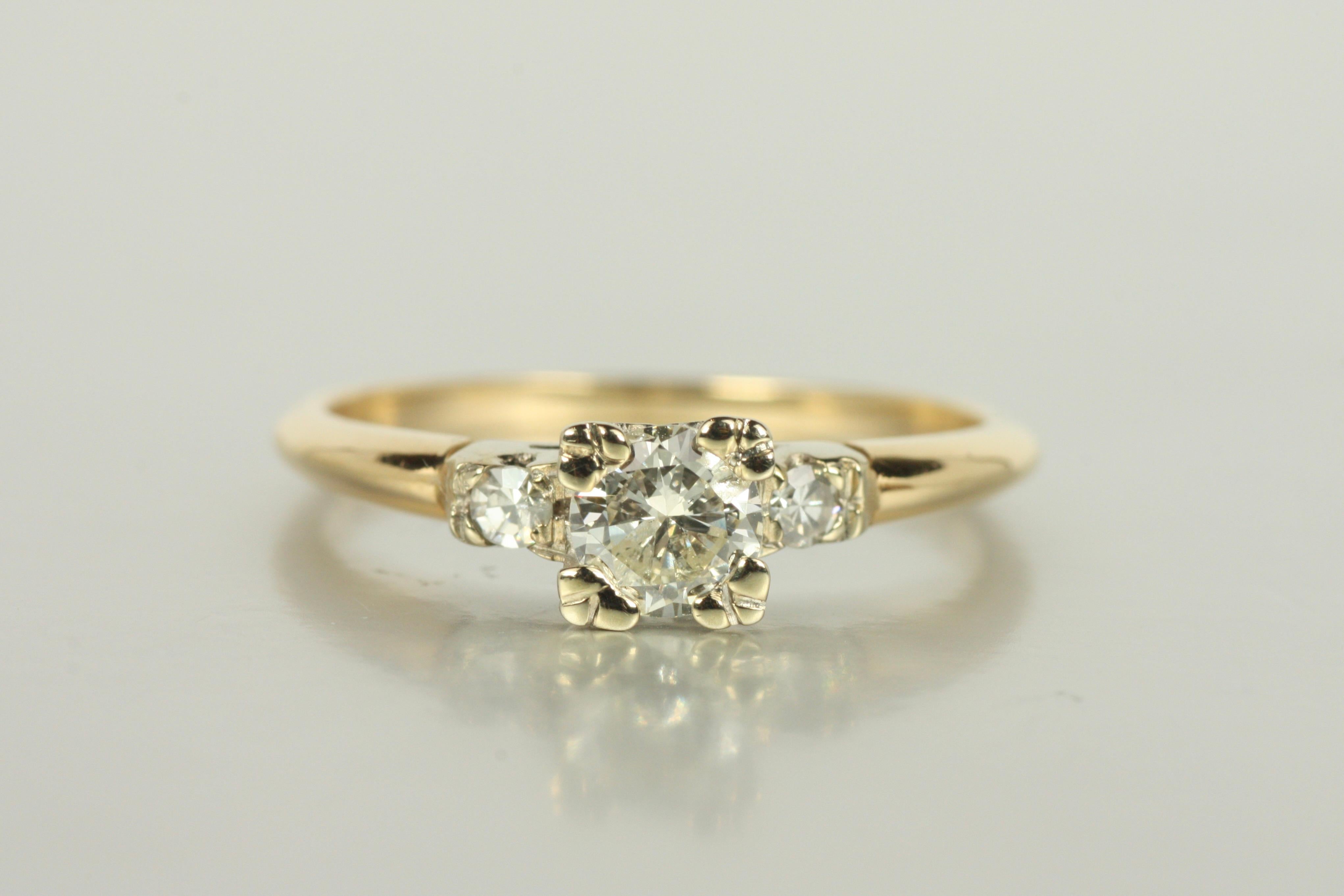 Bague de fiançailles en or jaune des années 1940 - 0,38 ct de diamants ronds en vente 2