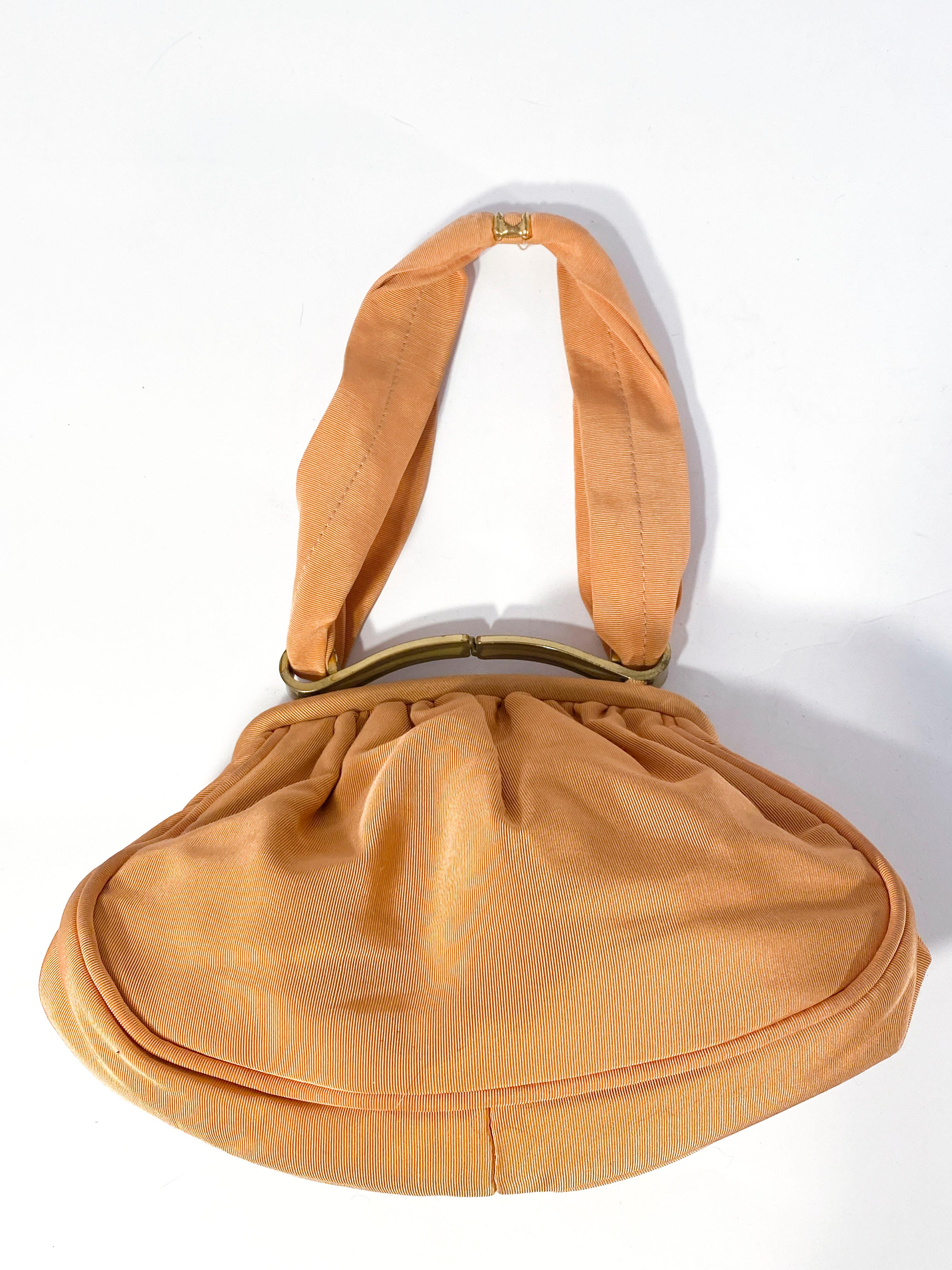 1940er Jahre Apricot Twill Handtasche mit Messingbeschlägen im Zustand „Gut“ im Angebot in San Francisco, CA