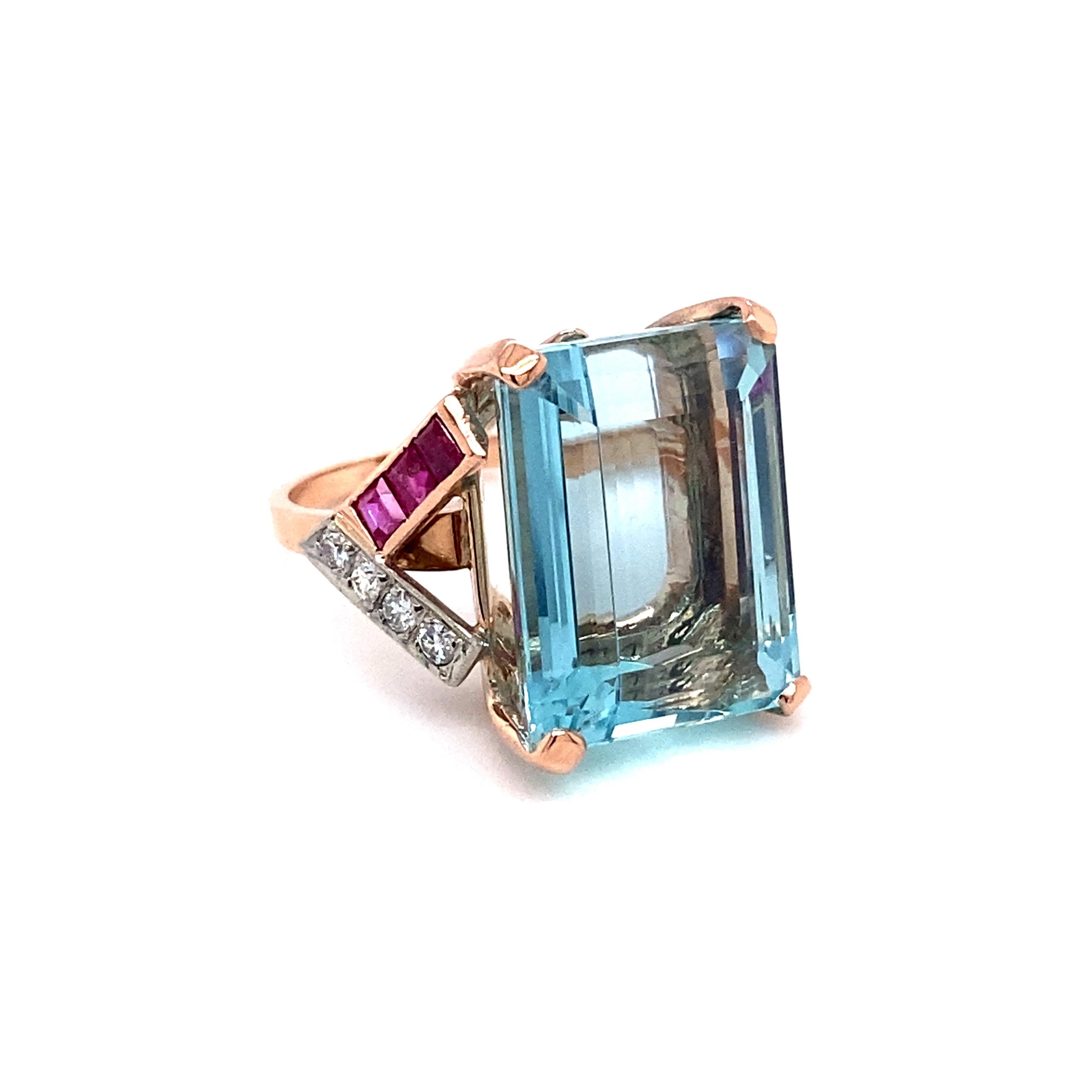 Artikel-Details:
CIRCA: 1940
Metall Typ: 14 Karat Roségold
Gewicht: 9,6 Gramm
Größe: US 5.75, größenverstellbar

Aquamarin: 17,7 mm H x 13,9 mm L x 9,5 mm T (ca. 15 Karat)

Rubine: 0,50 Karat Gesamtgewicht

Details zum Diamanten:
Schliff: Runder