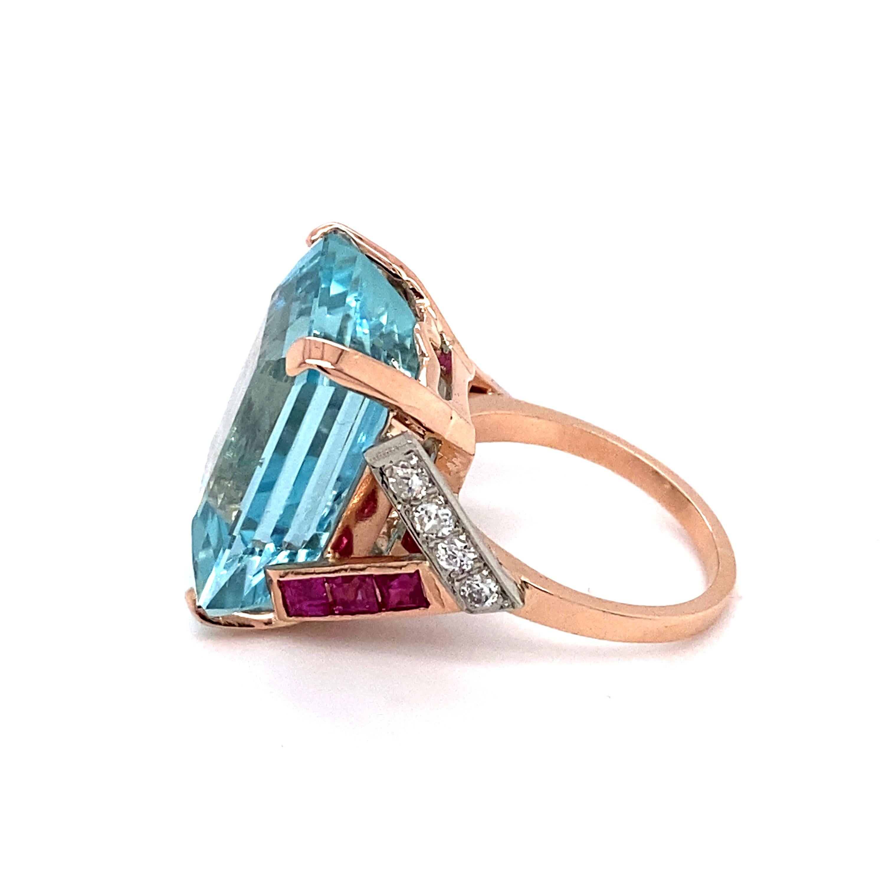 1940er Jahre Aquamarin-Ring aus 14 Karat Roségold mit Rubinen und Diamanten (Retro) im Angebot