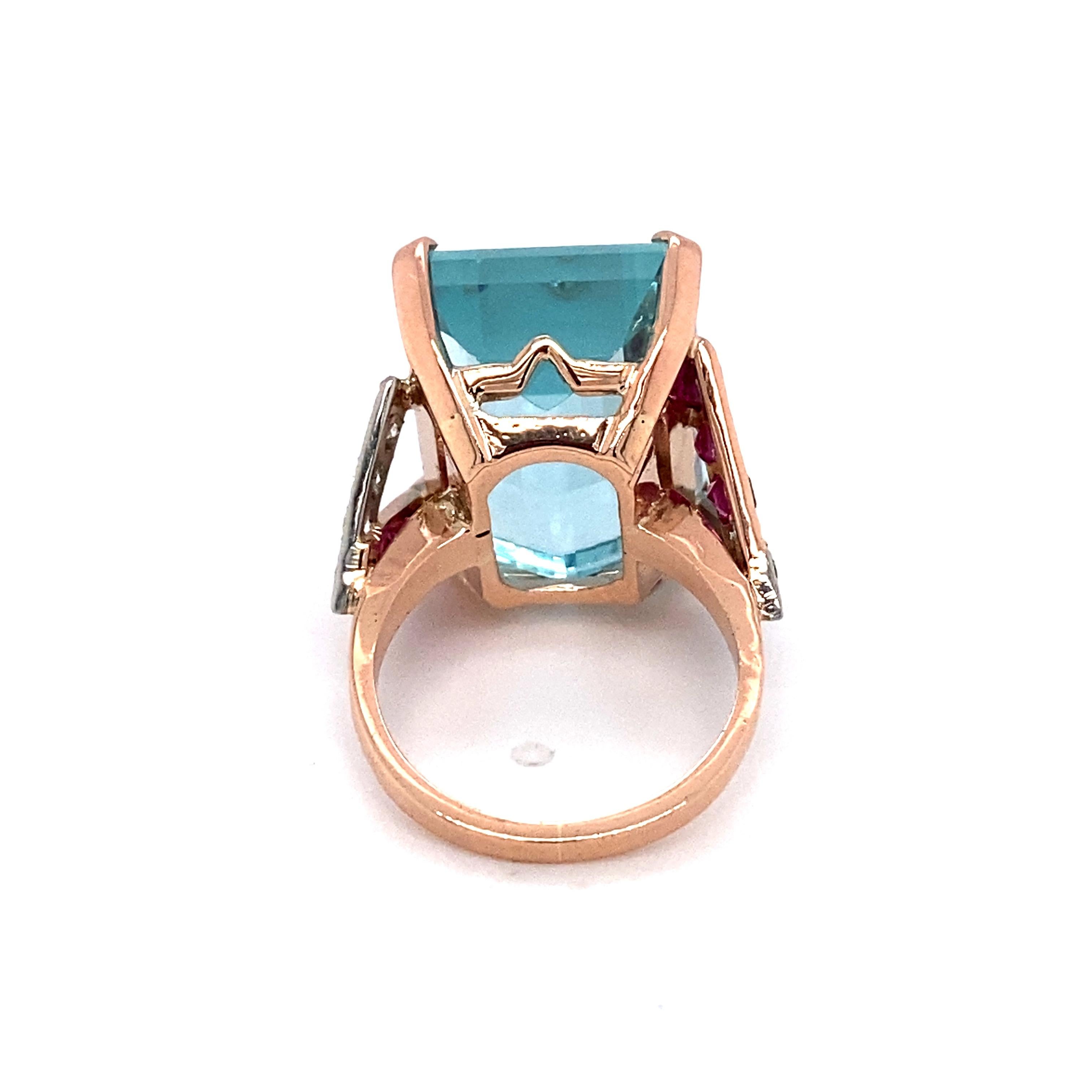1940er Jahre Aquamarin-Ring aus 14 Karat Roségold mit Rubinen und Diamanten (Smaragdschliff) im Angebot