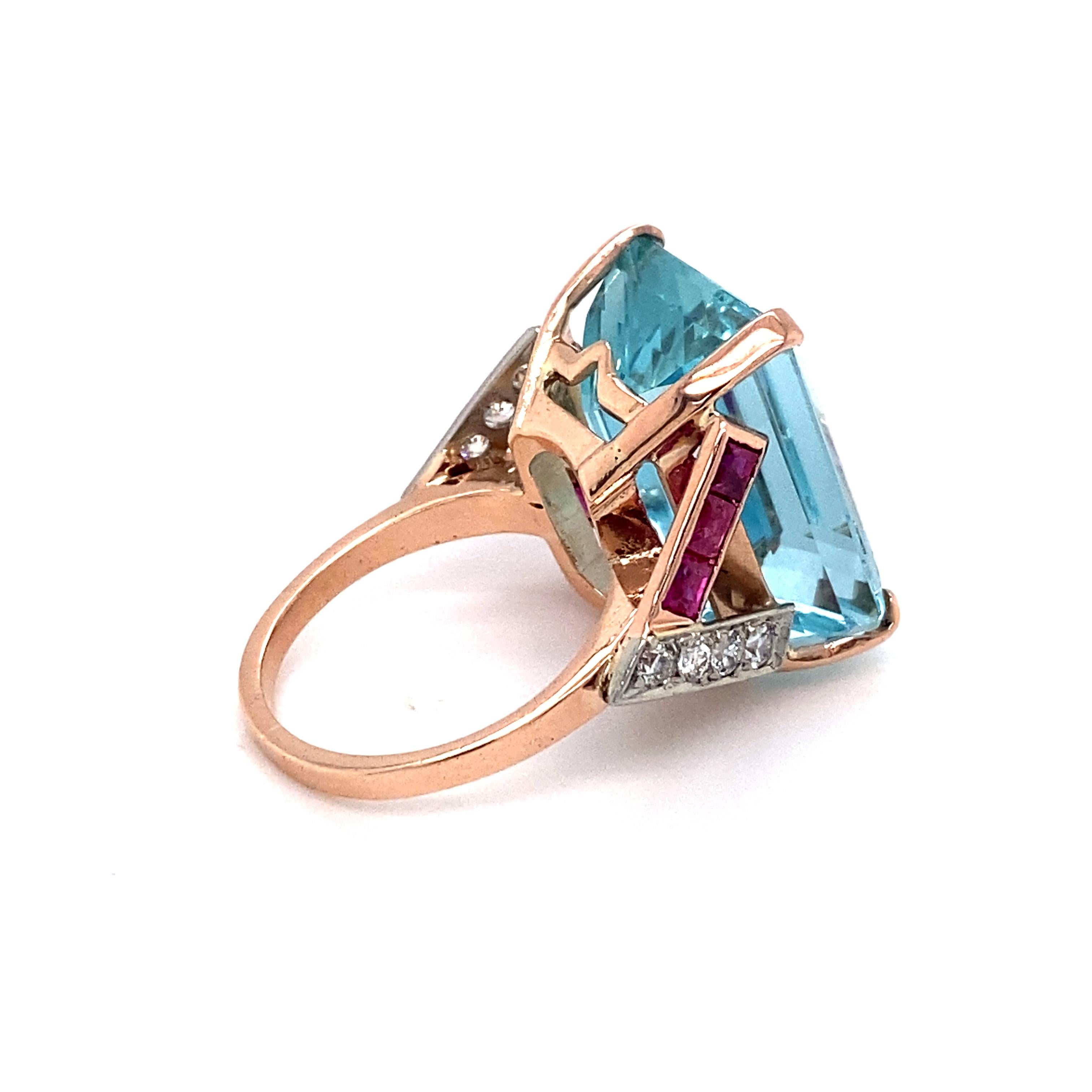 1940er Jahre Aquamarin-Ring aus 14 Karat Roségold mit Rubinen und Diamanten im Zustand „Gut“ im Angebot in Hicksville, NY