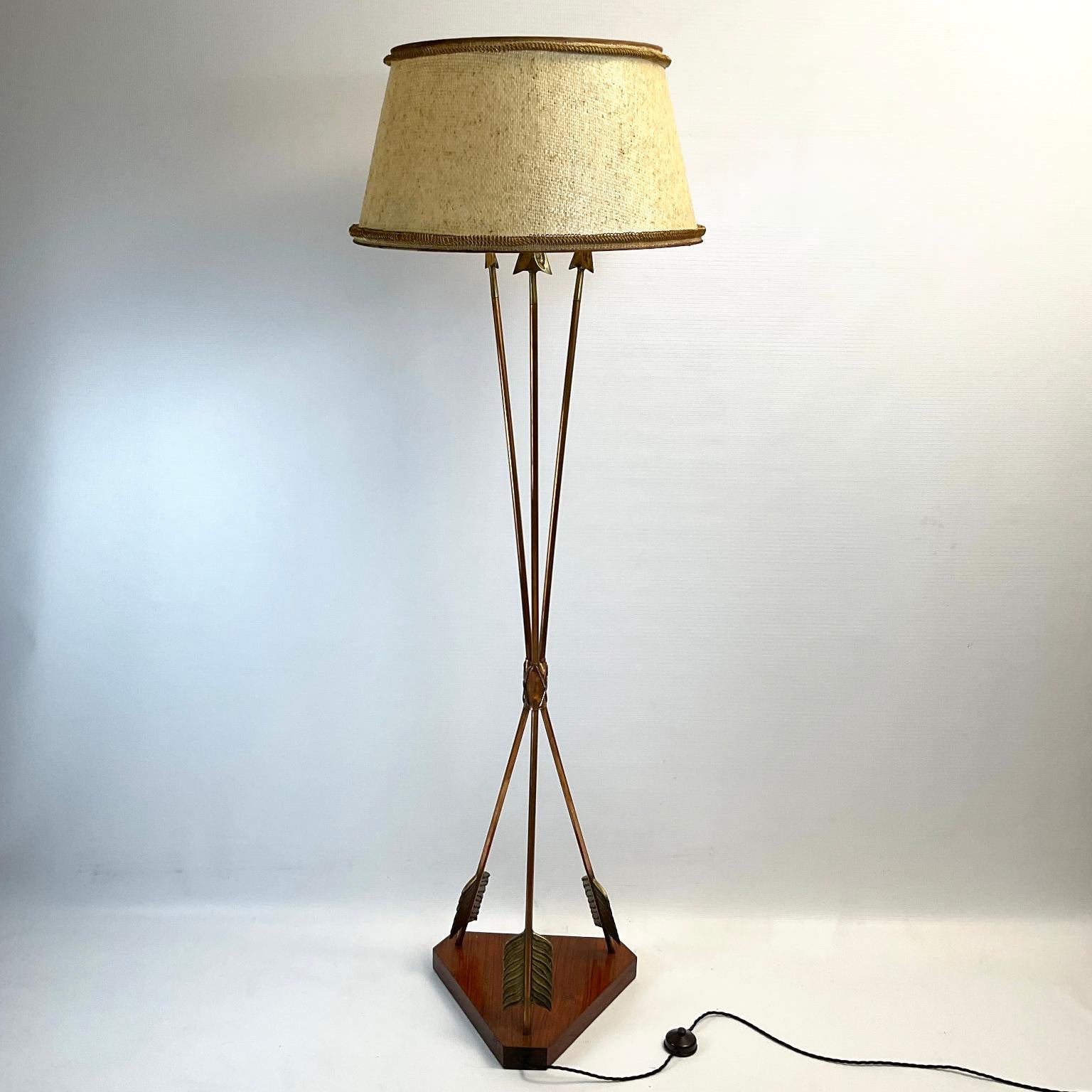 Stehlampe aus den 1940er Jahren, die André Arbus zugeschrieben wird, mit drei gekreuzten Pfeilen aus Kupfer und Bronze, die auf einem Sockel aus massivem Palisander... Verstellbarer und originaler Lampenschirm inklusive.

 