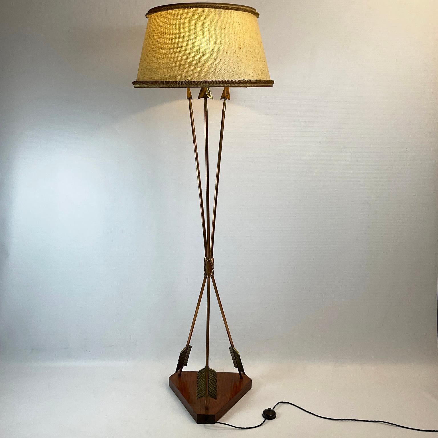 1940er Arrows Stehlampe, André Arbus zugeschrieben (Französisch) im Angebot