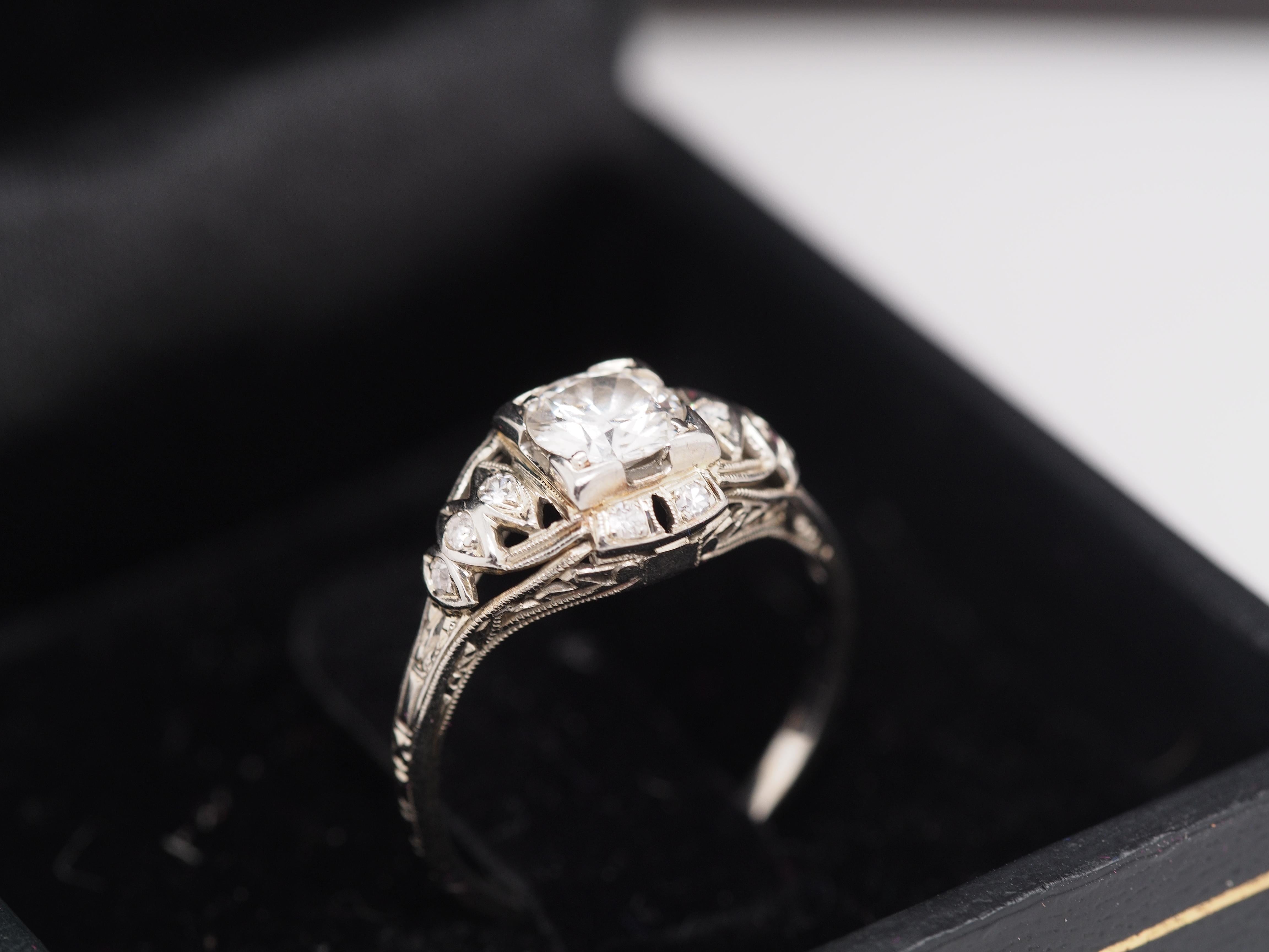 Anillo de compromiso de diamantes de oro blanco de 18 quilates Art Decó de los años 40 de 0,60 ct en venta 2